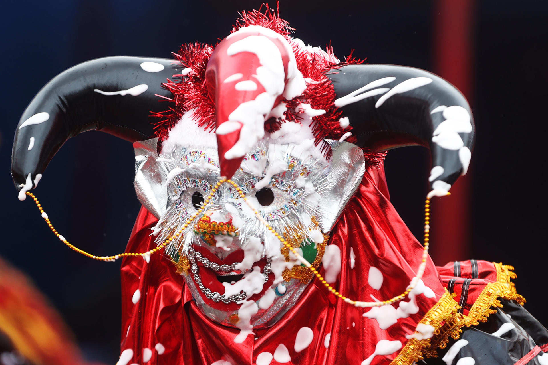 Un hombre con el tradicional disfraz del Pepino participa en el 'Entierro del Pepino' durante un carnaval este domingo, en La Paz (Bolivia). EFE/ Luis Gandarillas