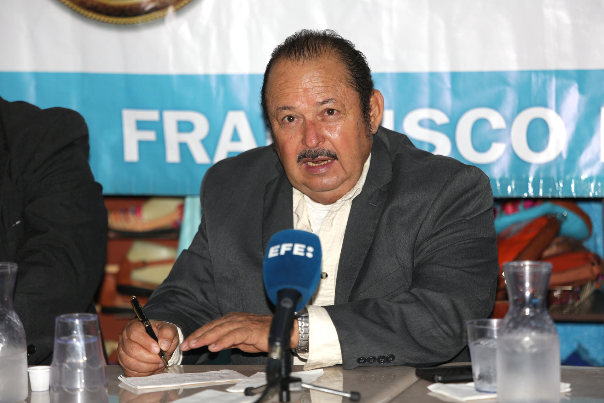 El presidente de la Organización Francisco Morazán de Honduras, Orlando López, habla durante una rueda de prensa este 26 de marzo de 2025, en Miami (Estados Unidos). EFE/ Marlon Pacheco