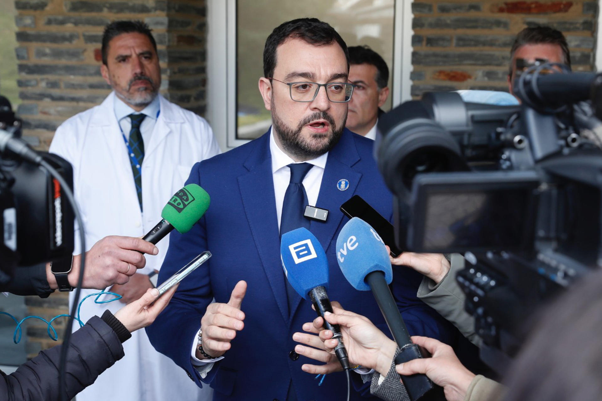 El presidente del Principado, Adrián Barbón, atiende a los medios de comunicación tras presidir este jueves en el Parador Nacional de Corias la reunión del Consejo de Gobierno. EFE/Prensa Principado/Armando Álvarez/SOLO USO EDITORIAL/SOLO DISPONIBLE PARA ILUSTRAR LA NOTICIA QUE ACOMPAÑA (CRÉDITO OBLIGATORIO)