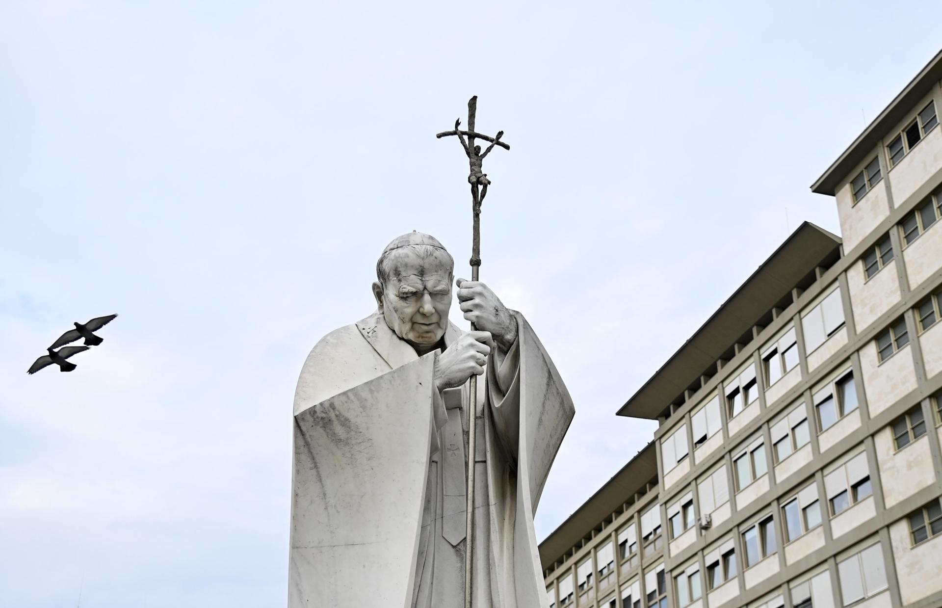Imagen de la estatua de Juan Pablo II en la entrada del hospital Gemelli donde el papa Francisco está hospitalizado, en Roma. EFE/EPA/RICCARDO ANTIMIANI