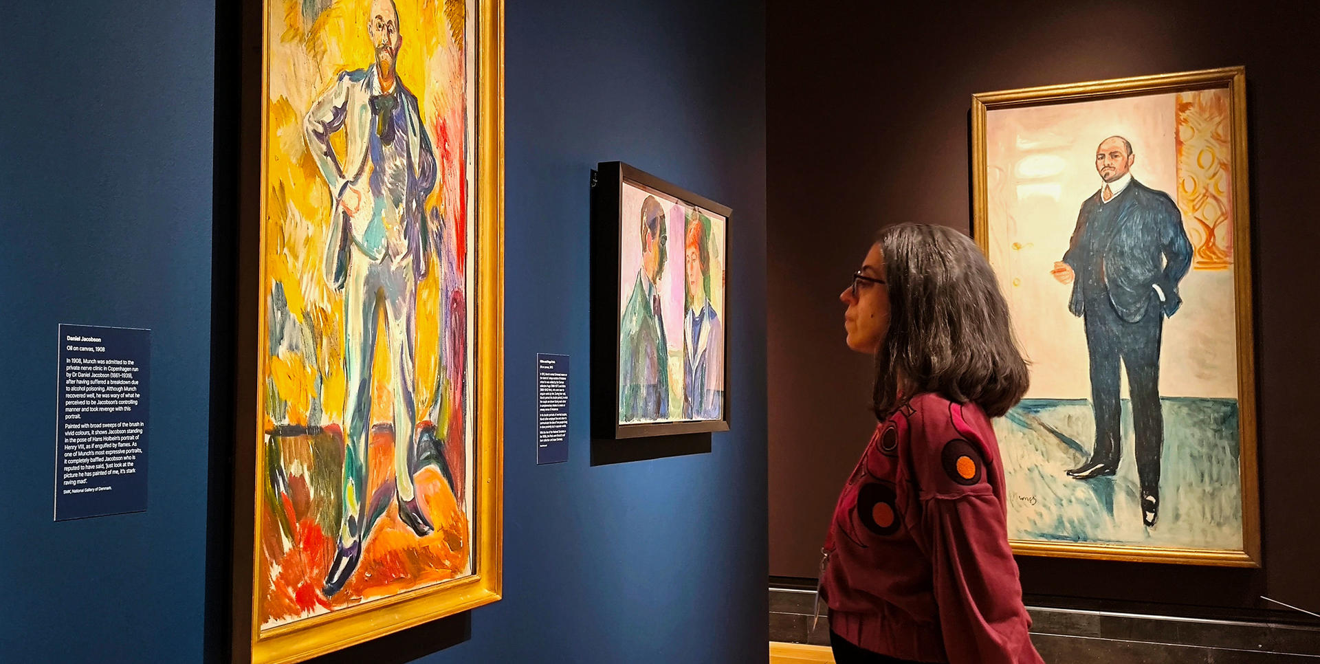 Una mujer contempla este miércoles uno de los cuatros de Edvard Munch (1863-1944) en una exposición en la National Portrait Gallery de Londres titulada ‘Edvard Munch Retratos’, que muestra la faceta retratista del pintor noruego. La muestra permanecerá abierta al público hasta el próximo 15 de junio. EFE/G. Garrido