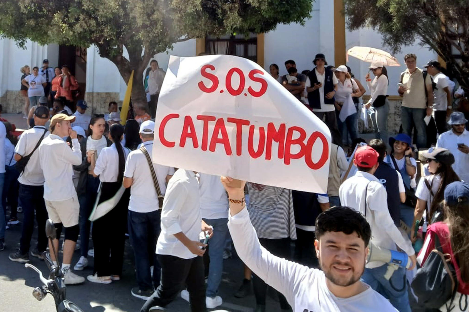 Fotografía de archivo de un hombre con una pancarta durante una manifestación, en Ocaña (Colombia). EFE/ Ana Inés Vega