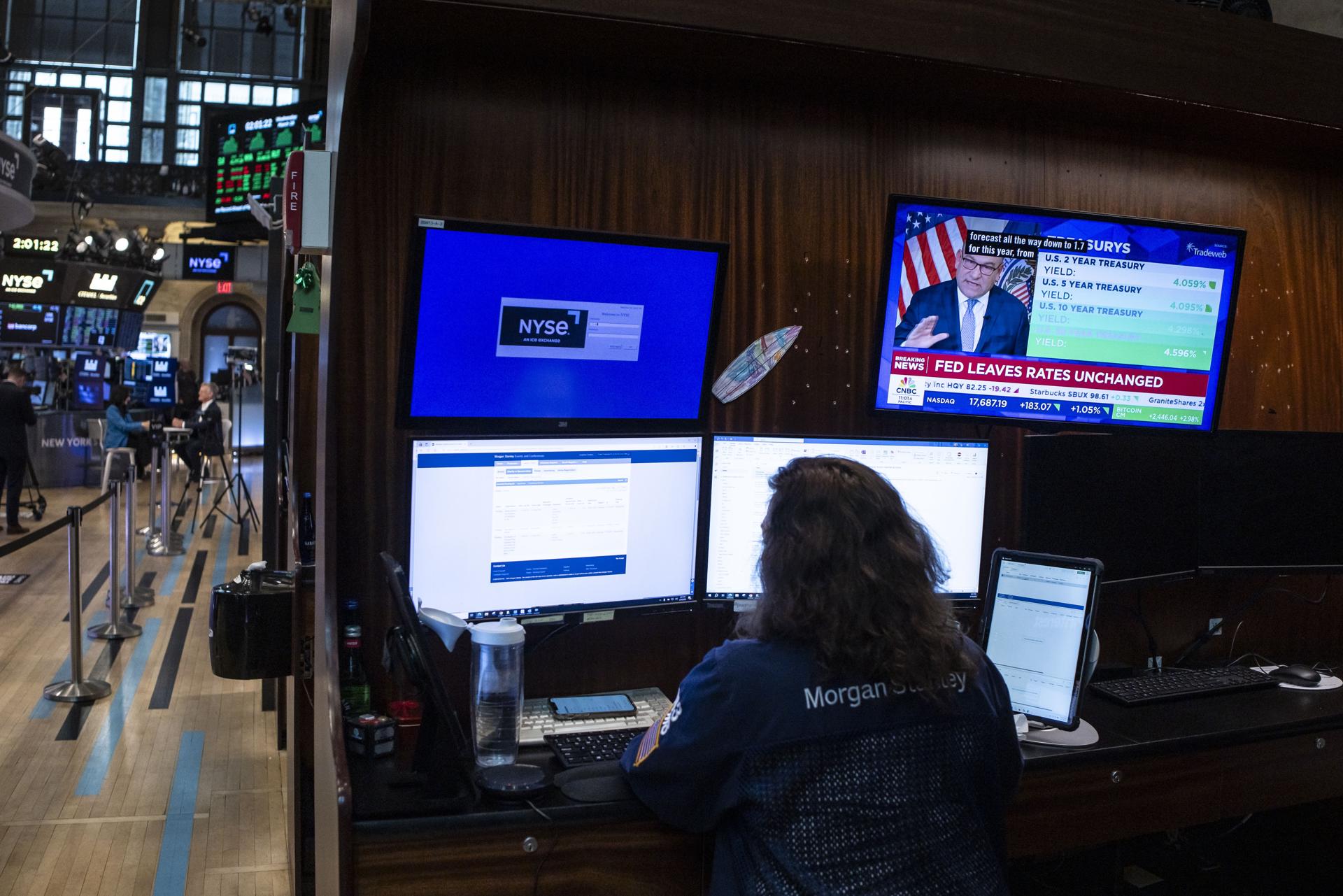 Un comerciante trabaja en el piso de la Bolsa de Nueva York. EFE/JUSTIN LANE