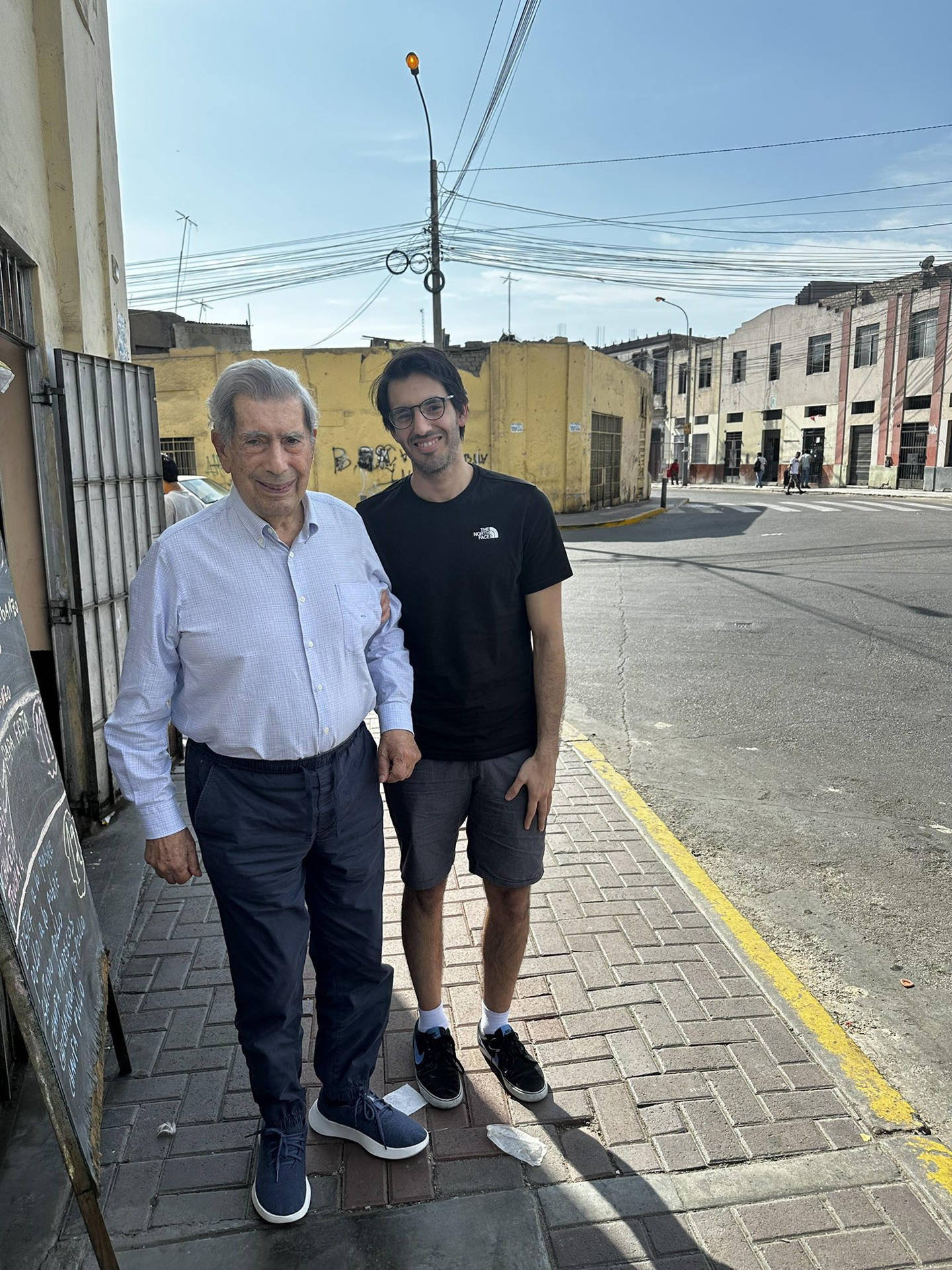 Fotografía tomada de la cuenta oficial de la red social X de Álvaro Vargas Llosa dónde se ve al escritor peruano, Mario Vargas Llosa (i), y su nieto Leandro posando este miércoles, en Lima (Perú). EFE/ @alvarovargasl