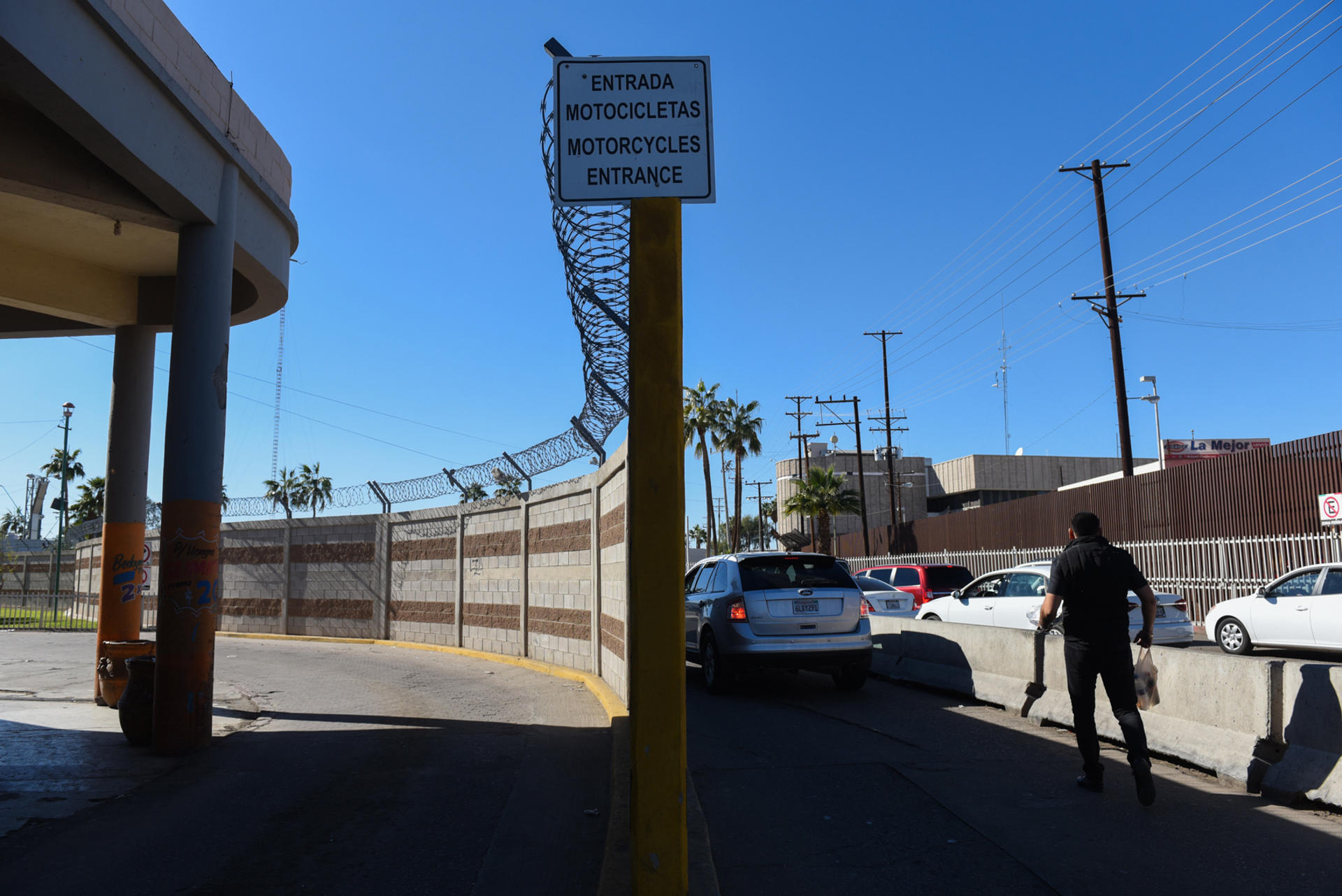 Fotografía de archivo en la que se registró la cerca fronteriza que divide a las ciudades de Mexicali (México) y Calexico (EE.UU). Autoridades migratorias de EE.UU. implementarán un nuevo proceso de entrada al país por la garita Calexico Este (CA), para gestionar el permiso de entrada temporal I-94. EFE/Juan Barak