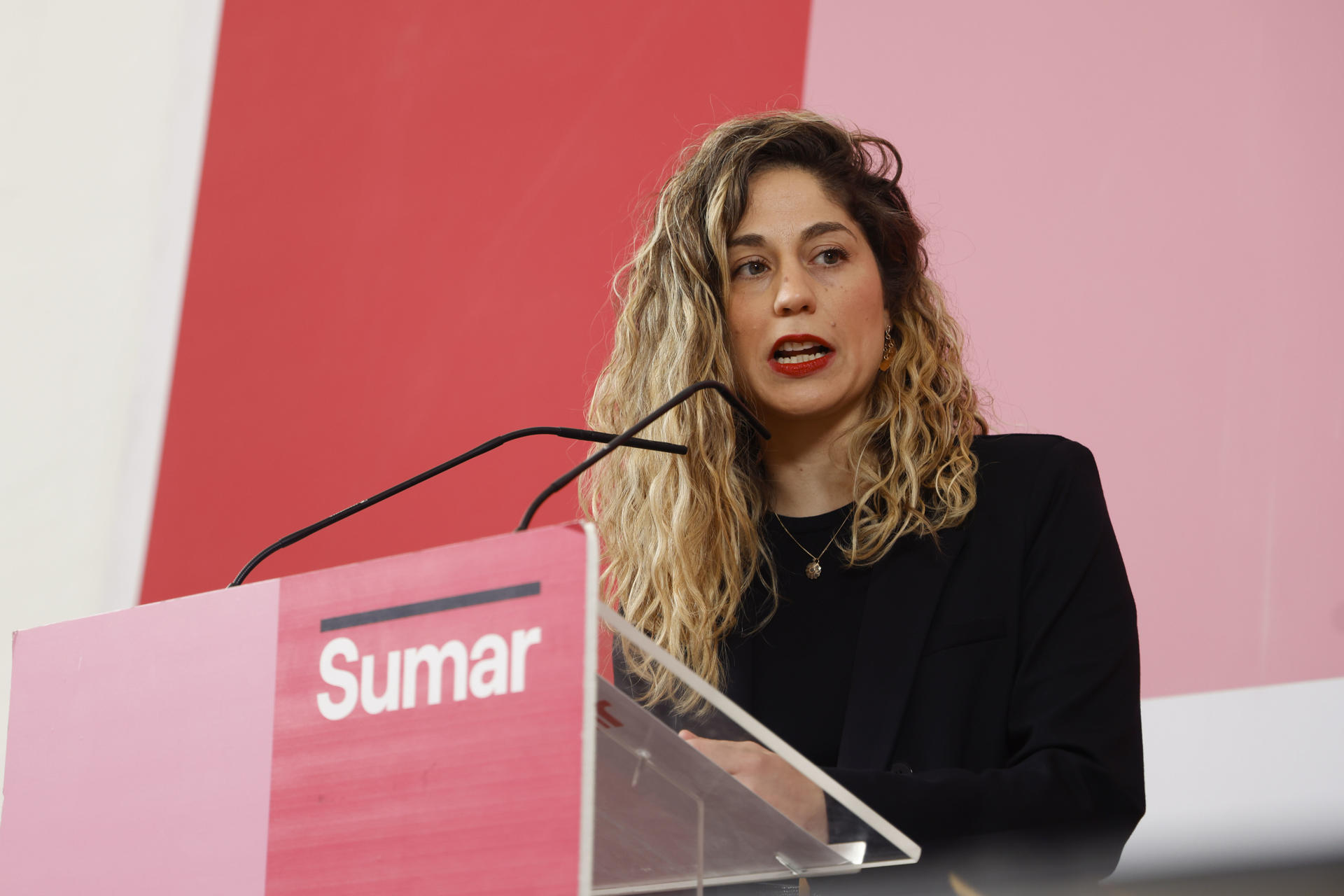 La secretaria de organización de Movimiento Sumar, Lara Hernández, ofrece una rueda de prensa este lunes en Madrid. Movimiento Sumar celebrará este próximo fin de semana una asamblea para renovar a su dirección y su hoja de ruta, tras la dimisión de Yolanda Díaz de sus cargos orgánicos el pasado año. EFE/ Blanca Míllez