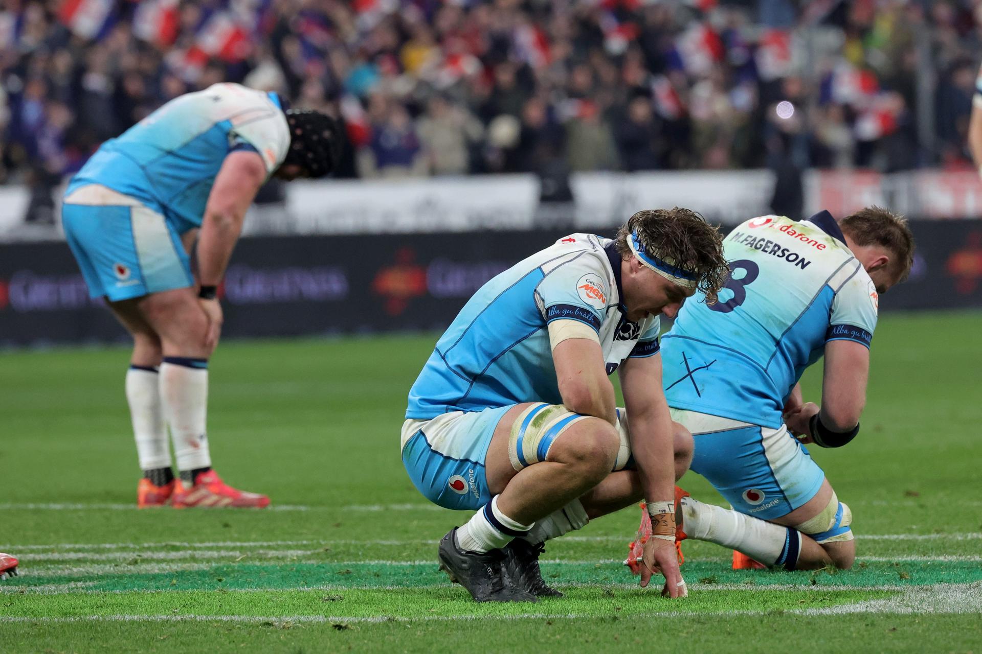 Los jugadores de Escocia se lamentan durante el partido del Seis Naciones que han jugado Francia y Escocia en el Stade de France en St Denis, Francia. EFE/EPA/Teresa Suarez