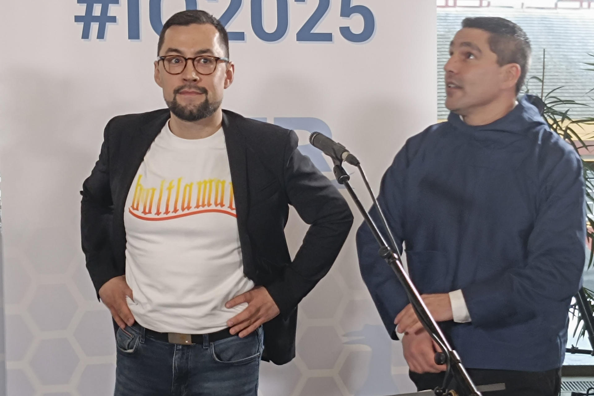 El presidente de Groenlandia, Múte B. Egede, durante el último debate electoral en Nuuk, Groenlandia, el 8 de marzo, previo a las elecciones de este martes. El presidente autonómico de Groenlandia, Múte B. Egede, pidió al presidente de EE.UU., Donald Trump, que trate con "respeto" a los groenlandeses en una entrevista difundida este lunes por la televisión pública danesa DR. Trump afirmó este domingo en un posteo en su red Truth Social que "apoya firmemente el derecho de Groenlandia a determinar su propio futuro", sin aludir a las elecciones. "Si así lo deciden, ¡les daremos la bienvenida como parte de la Mayor Nación nunca habida en el Mundo, los Estados Unidos de América!", escribió Trump. EFE/ Anxo Lamela Conde