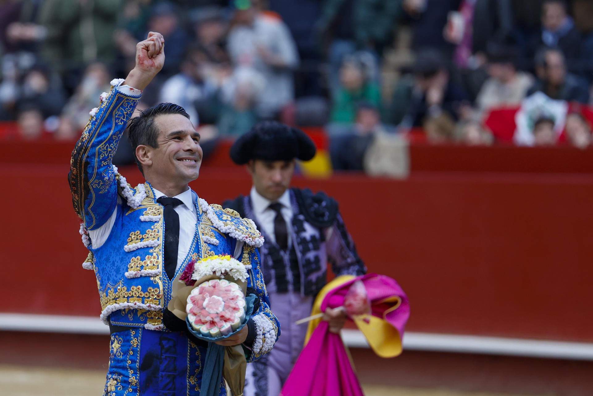 El diestro Jose María Manzanares saluda al público tras cortar oreja a su primer astado, Laminado, durante la corrida de la Feria de Fallas con toros de Jandilla en la que ha compartido cartel con Roca Rey y Tomás Rufo. EFE/Ana Escobar