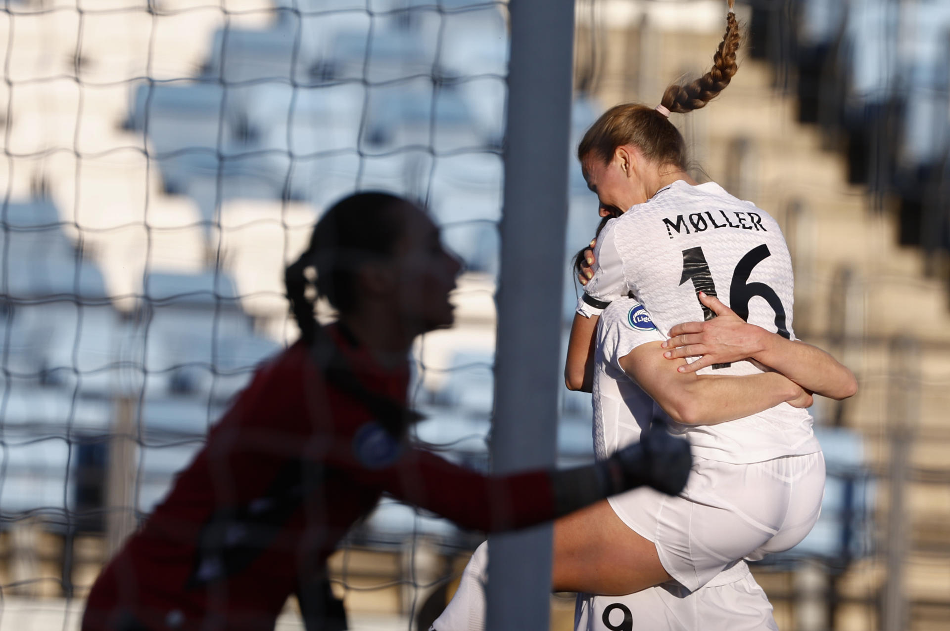 La jugadora del Real Madrid Caroline Moller  celebra su gol ante la Real Sociedad durante el partido de Liga Femenina que disputaron en el estadio Alfredo Di Stéfano de Madrid. EFE/ Daniel Gonzalez
