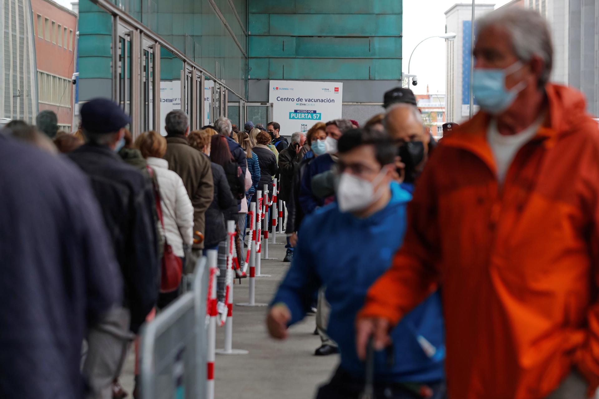 Imagen de archivo de decenas de personas guardando cola a la entrada del Wizink Center de Madrid, punto de vacunación contra la covid-19 con la vacuna de AstraZeneca. EFE/ Emilio Naranjo