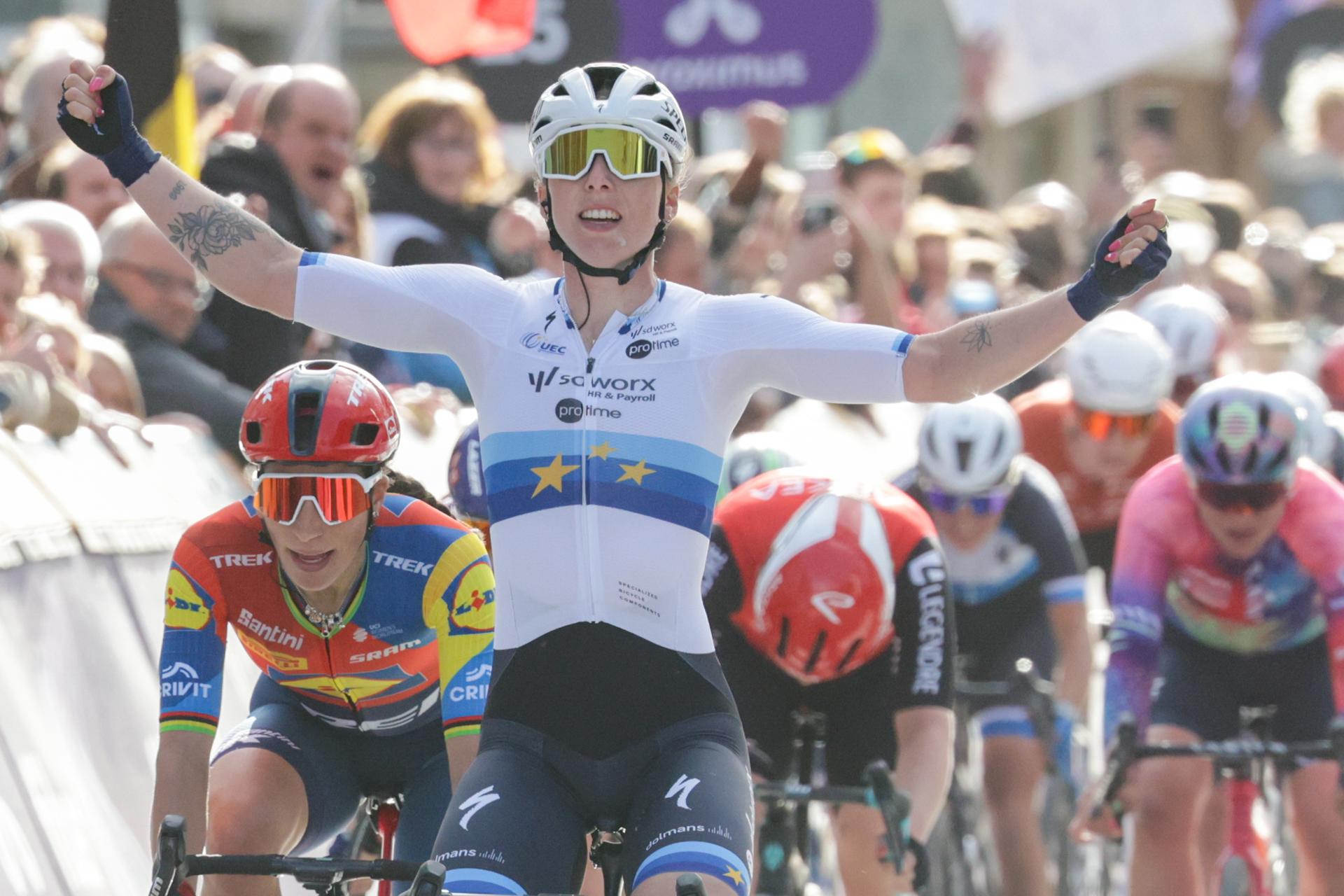 La neerlandesa Lorena Wiebes (SD Worx) en la 14a edición de la Gante Wevelgem, disputada a través de 168,9 km entre Ypres y Wevelgem.EFE/EPA/OLIVIER MATTHYS