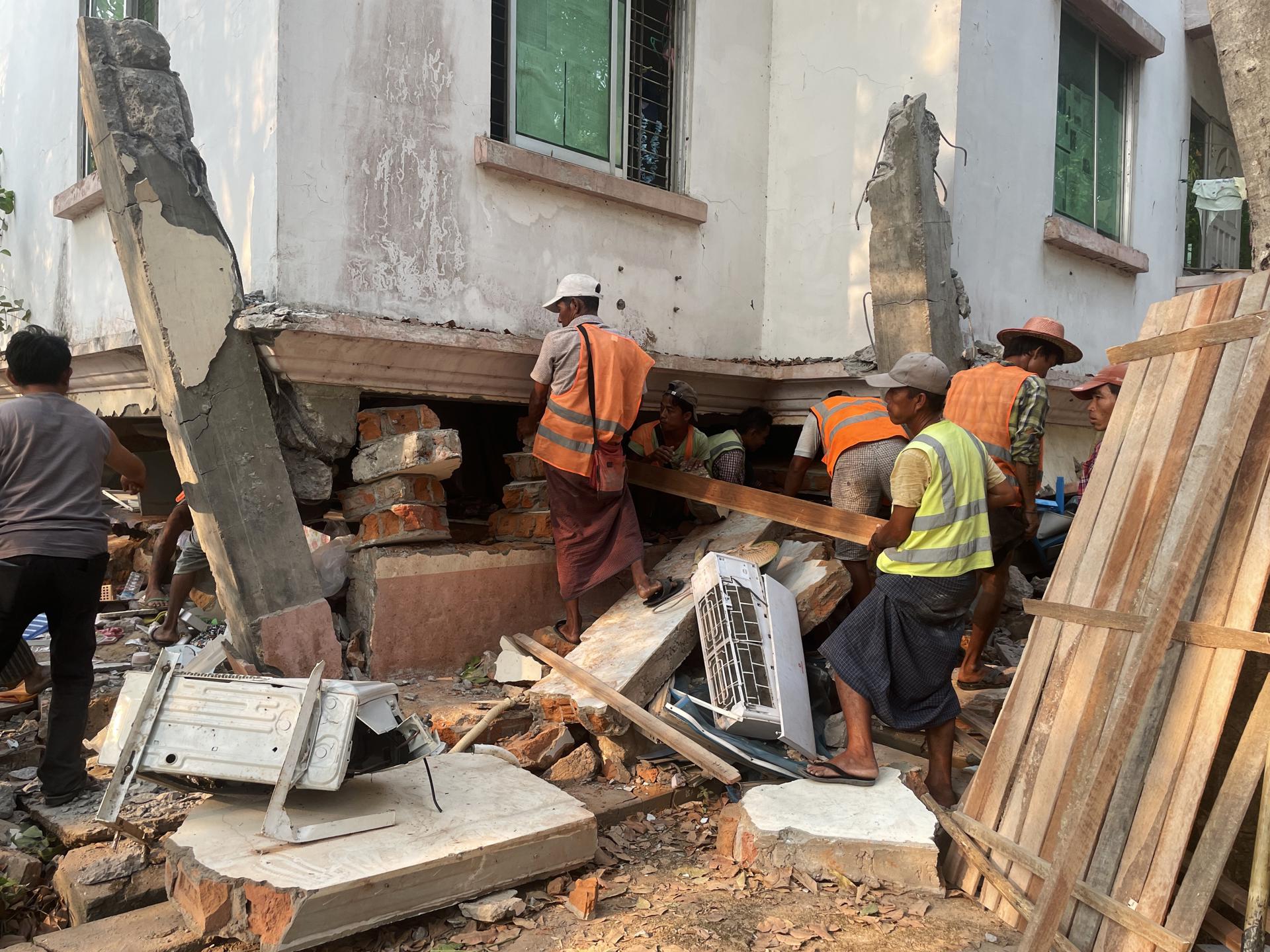 Rescuers search for survivors in damaged government staff housing buildings following an earthquake in Naypyidaw, Myanmar, 28 March 2025. Myanmar has declared a state of emergency and appealed for international aid after a 7.7-magnitude earthquake struck the country, with tremors felt in neighboring countries. (Terremoto/sismo, Birmania) EFE/EPA/NYEIN CHAN NAING