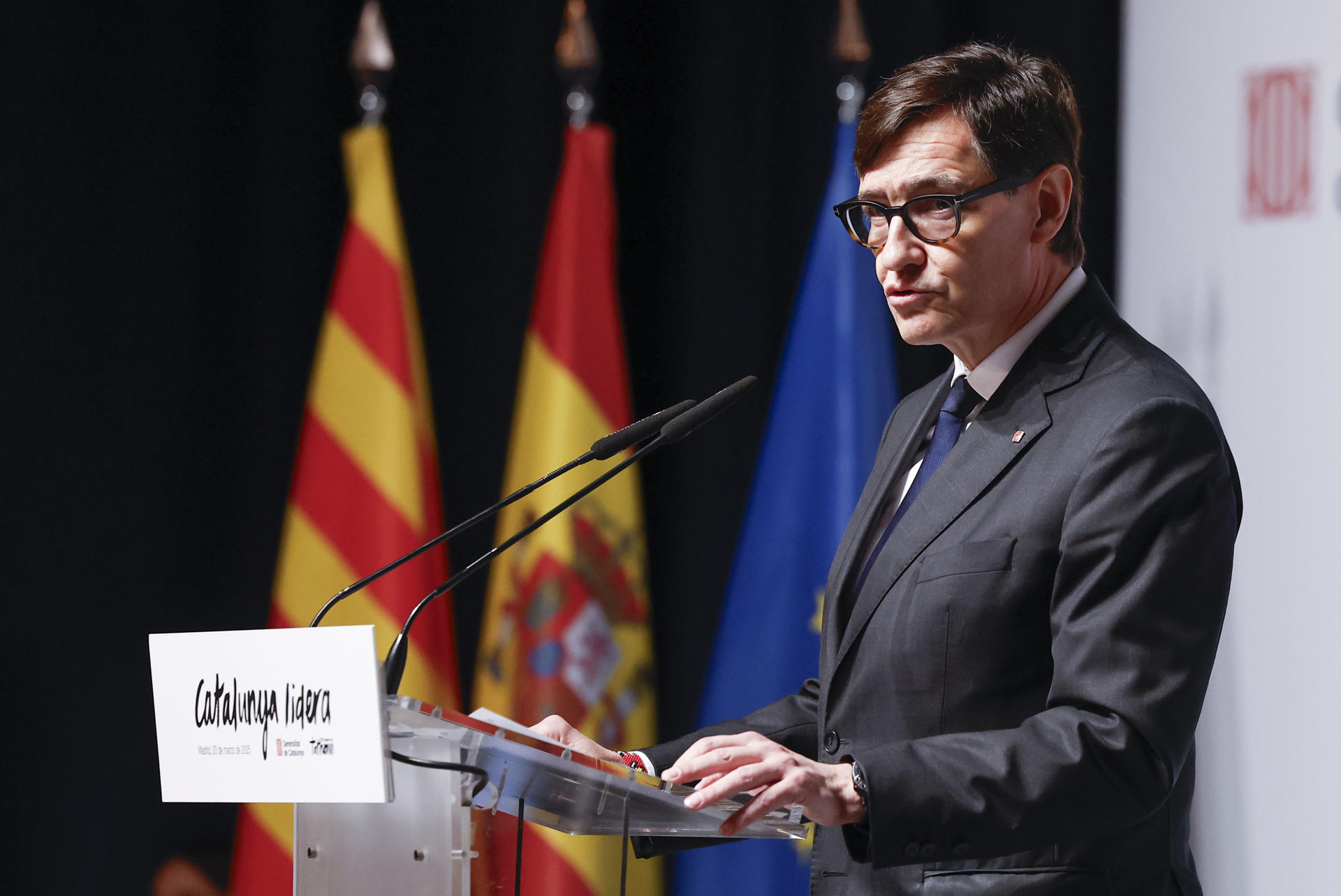 El presidente catalán, Salvador Illa, presenta su plan para que Cataluña recupere el liderazgo económico de España mediante la movilización de 18.500 millones de euros hasta el año 2030, durante un acto celebrado este jueves en Madrid. EFE/ Chema Moya