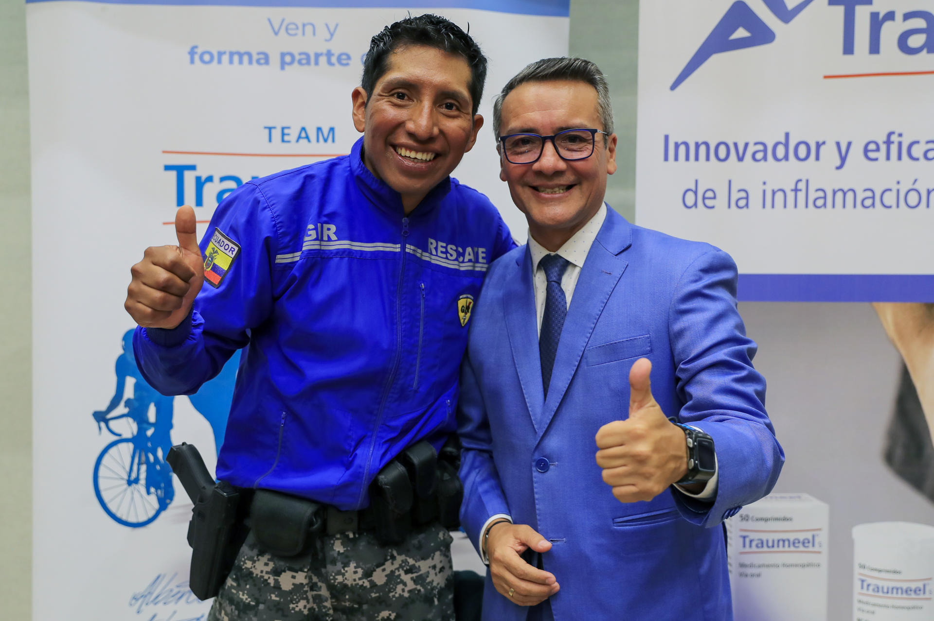El rescatista ecuatoriano Patricio Arévalo (i) y el periodista deportivo Alberto Astudillo posan durante una rueda de prensa en Quito (Ecuador). EFE/ José Jácome