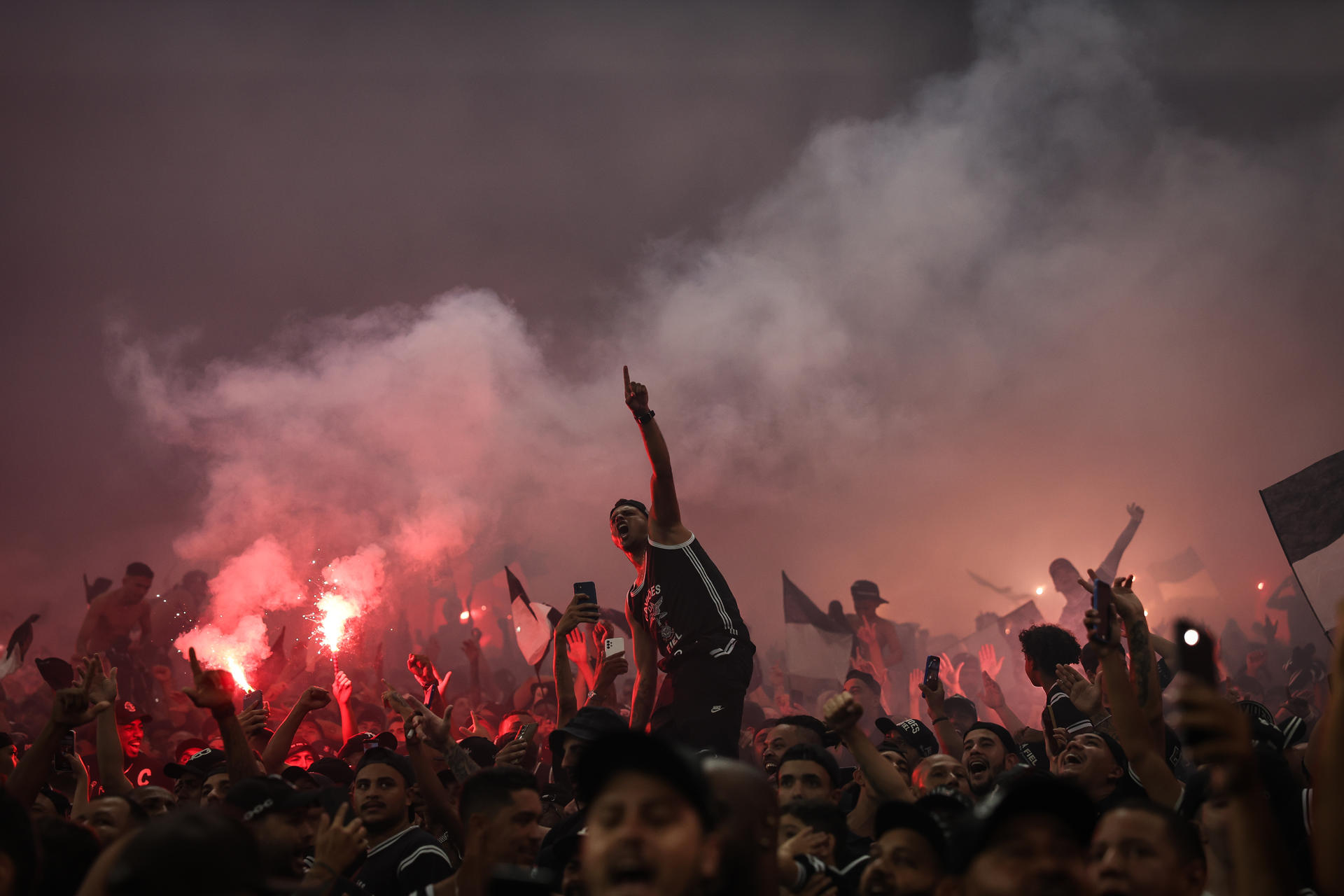 Aficionados del Corinthians durante un partido de la final del Campeonato Paulista entre Corinthians y Palmeiras en Sao Paulo. EFE/ Isaac Fontana