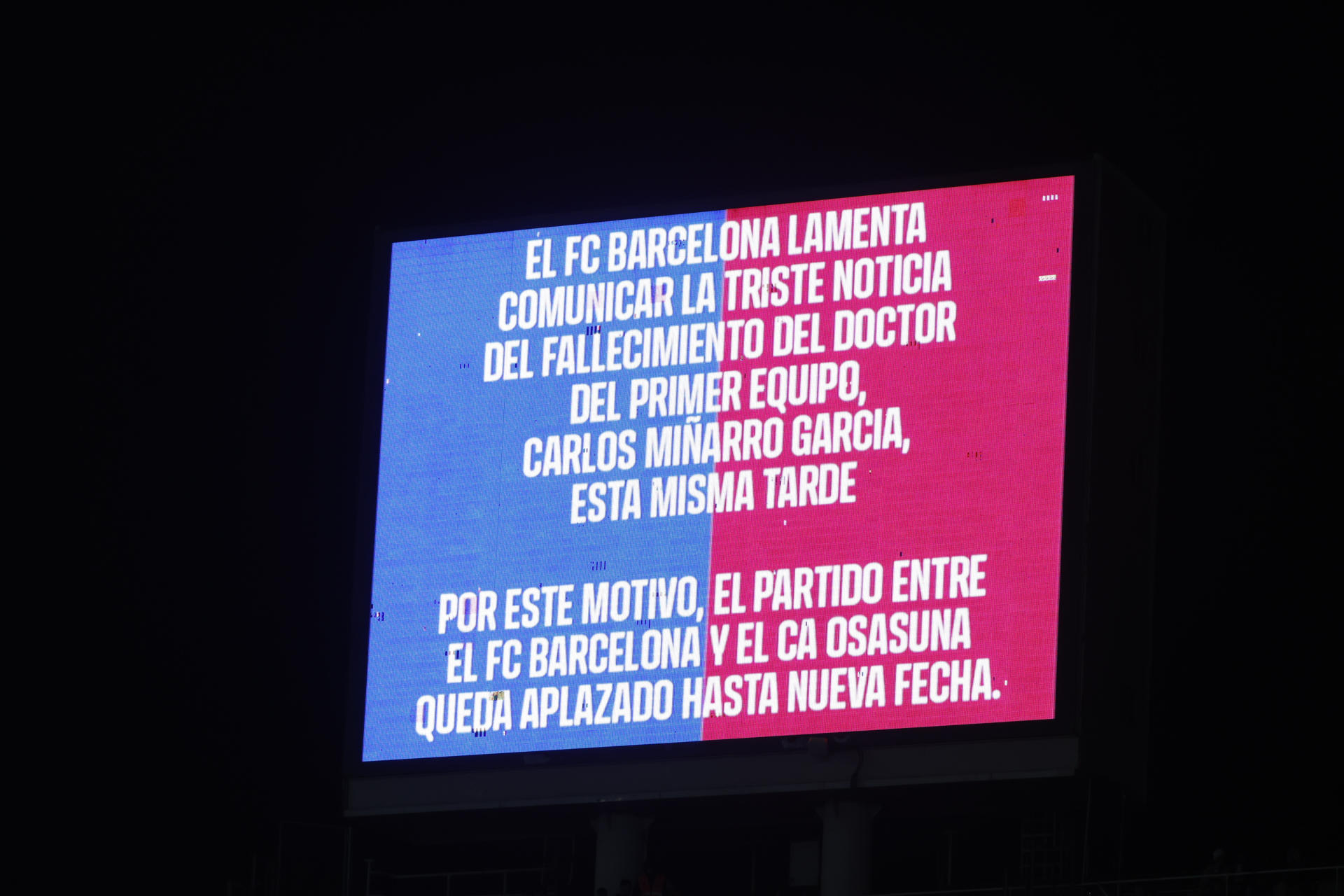 El videomarcador del Estadi Olímpic Lluís Companys anuncia la suspensión del partido de la jornada 27 de LaLigaEA Sports entre el Barcelona y el Osasuna, debido al fallecimiento del doctor del Barcelona Carles Miñarro García, este sábado en Barcelona.- EFE/Toni Albir