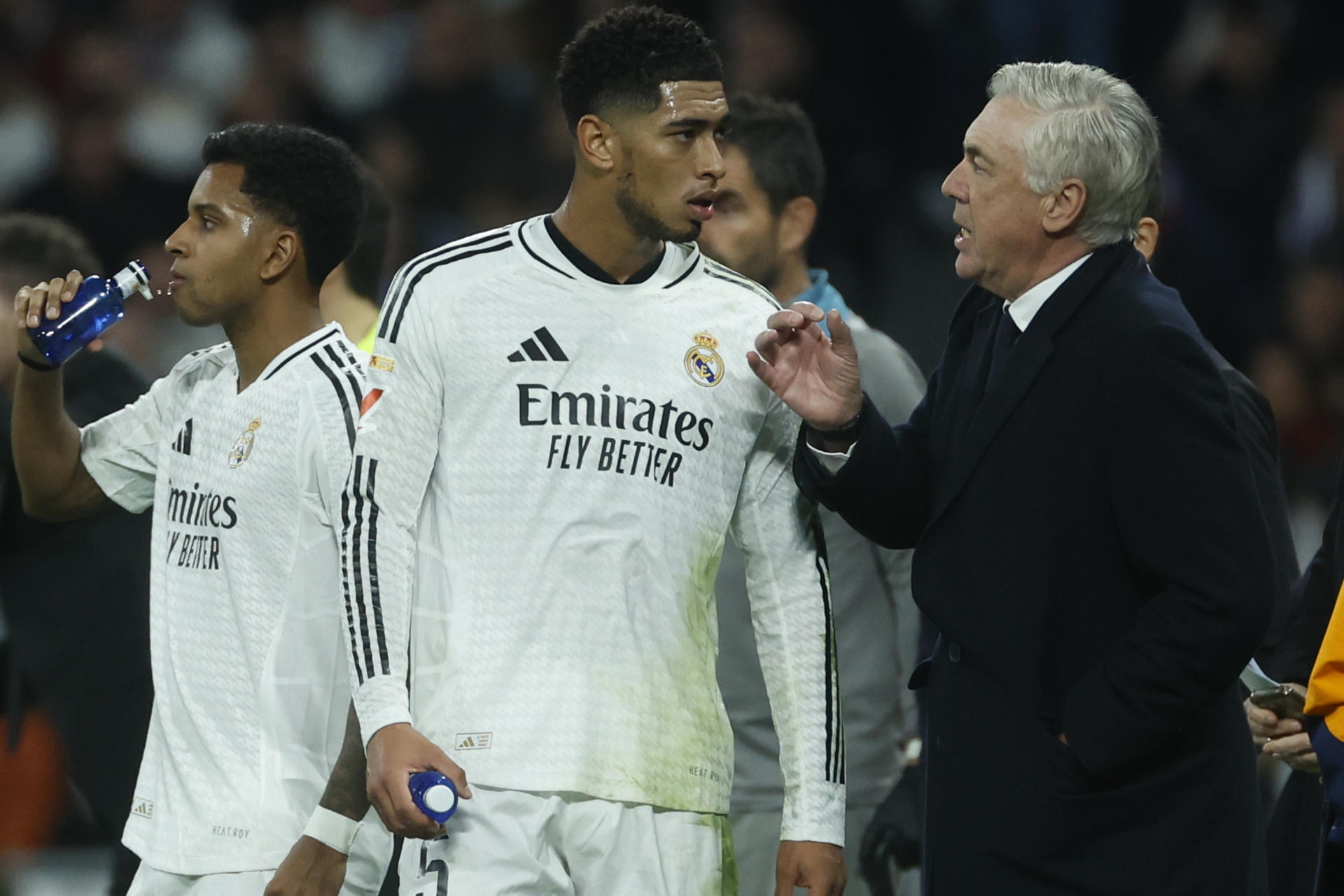 Jude Bellingham (i), novedad en la lista del entrenador del Real Madrid Carlo Ancelotti para el partido contra el Rayo Vallecano. EFE/JUANJO MARTÍN