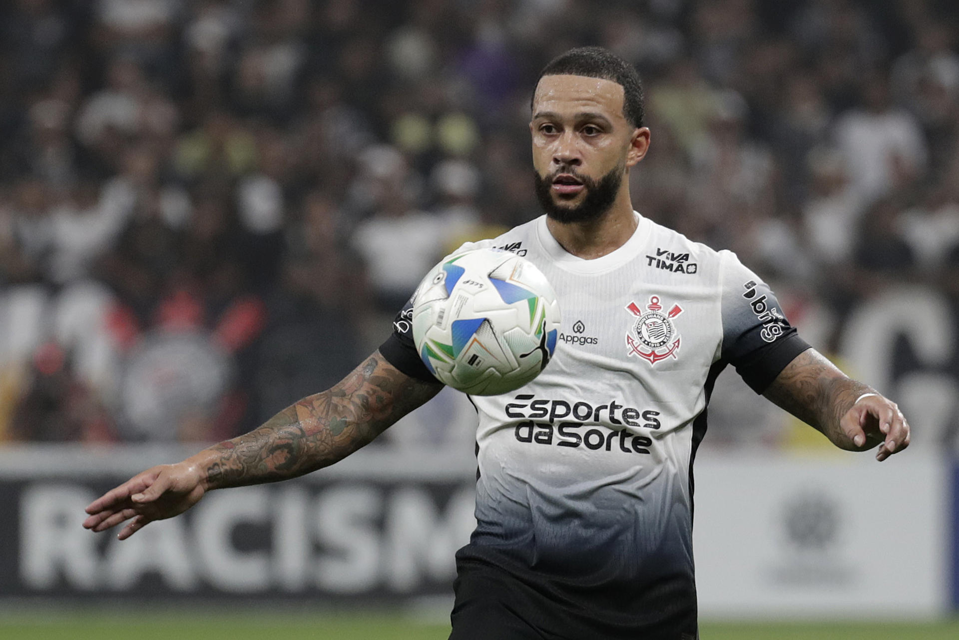 Memphis Depay, con el Corinthians, durante el partido de la Copa Libertadores contra el Barcelona de Guayaquil. EFE/ Sebastiao Moreira