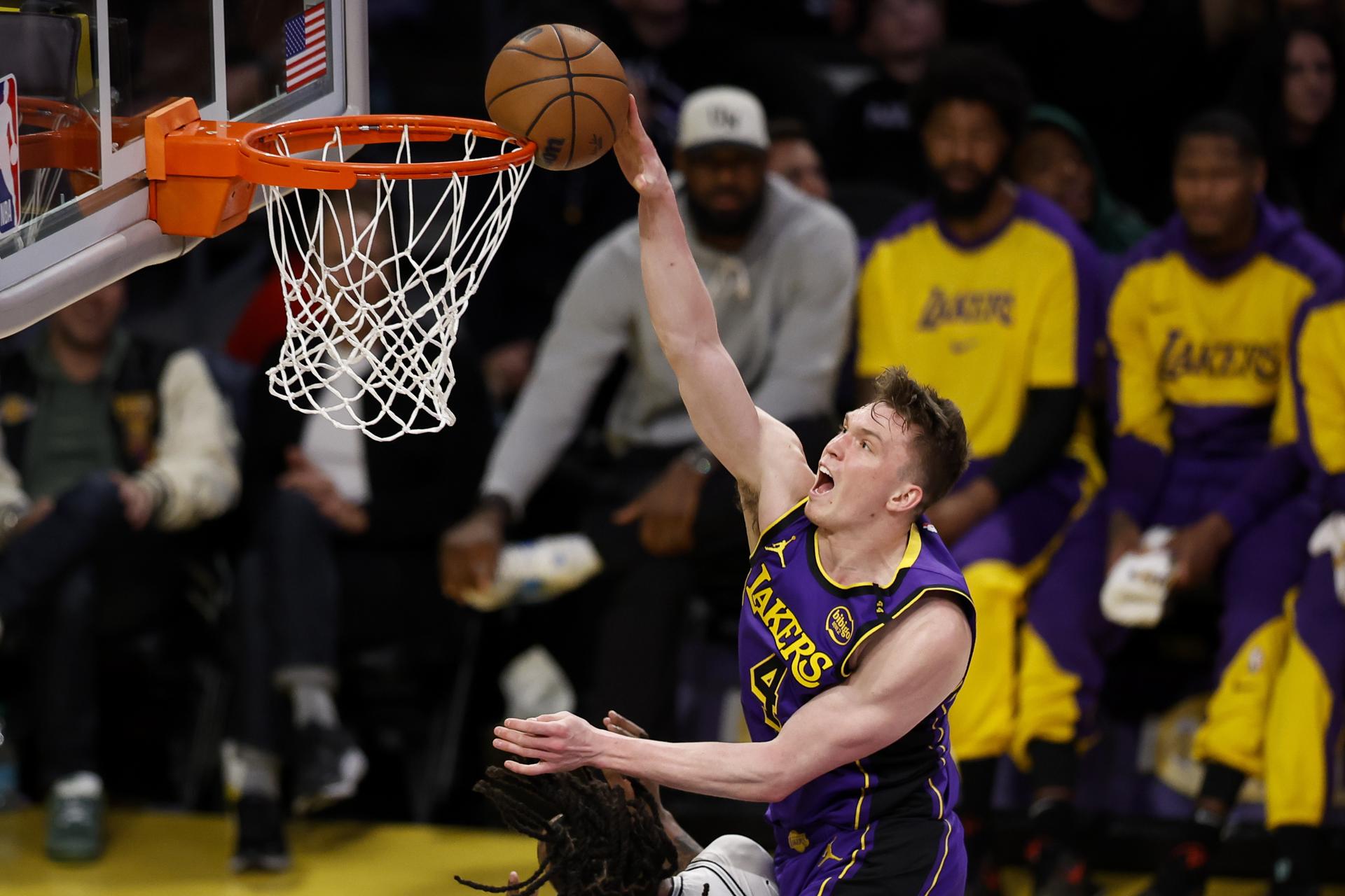 El escolta de Los Angeles Lakers Dalton Knecht entra a canasta durante el partido contra San Antonio Spurs. EFE/EPA/CAROLINE BREHMAN SHUTTERSTOCK OUT SHUTTERSTOCK OUT