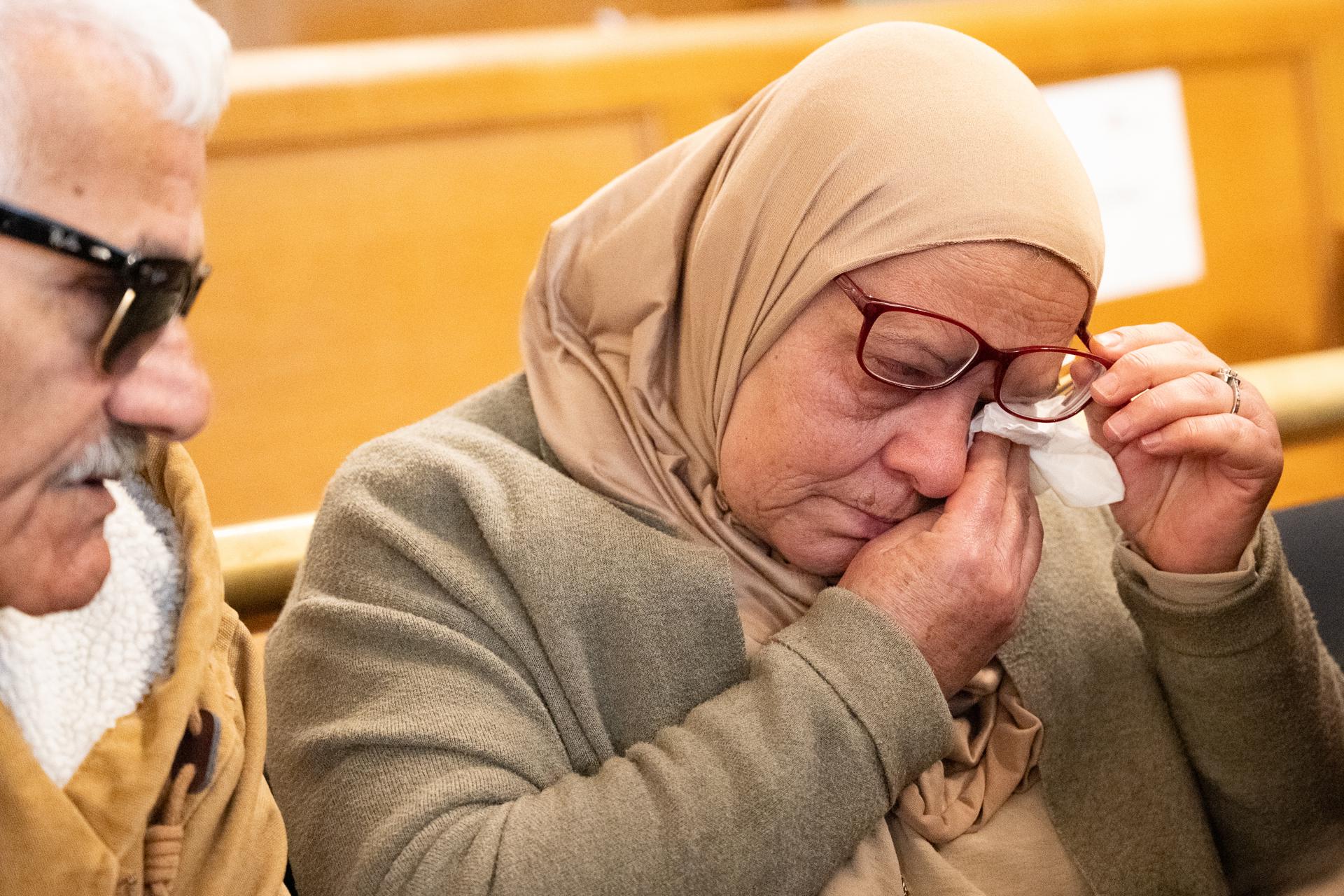 - Kamel (L) y Djohar Daoud (C), los padres de la víctima Chahinez Daoud, reaccionan en el tribunal mientras comienza el juicio por el asesinato de su hija en la Corte de Asuntos Criminales de Burdeos, en Burdeos, Francia, 24 de marzo de 2025. El acusado Mounir Boutaa está acusado de quemar viva a su esposa en proceso de separación, Chahinez Daoud, el 21 de mayo de 2021. (France, Bordeaux) EFE/EPA/SEBASTIEN NOGIER