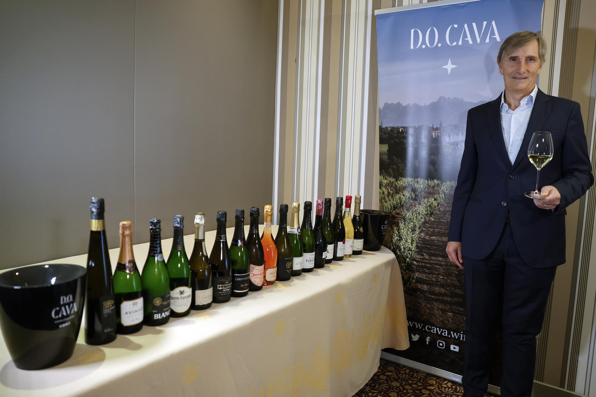 El presidente del consejo regulador de la Denominación de Origen Cava, que aglutina a los principales productores del sector, Javier Pagès, durante la presentación de los resultados económicos de 2024, tras haber facturado un récord de 2.200 millones el año anterior y, en la que se ha anunciado que los productores de cava cerraron 2024 con un volumen de ventas global de 218 millones de botellas vendidas, un 13,4 % menos.EFE/ Toni Albir