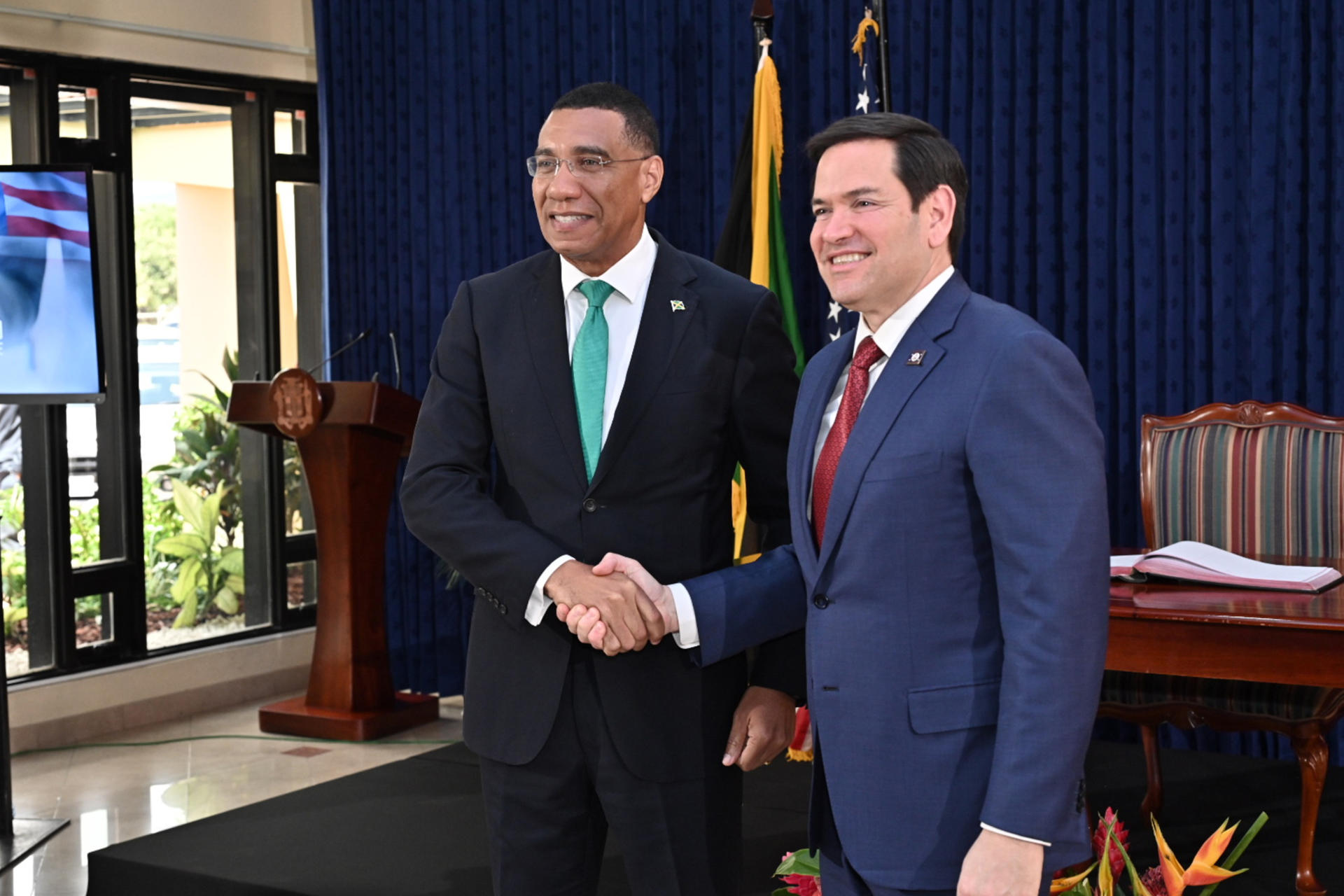 El primer ministro de Jamaica, Andrew Holness (i), y el secretario de Estado de Estados Unidos, Marco Rubio, posan para una fotografía este miércoles, en la Casa Jamaica en Kingston (Jamaica). EFE/ Rudolph Brown