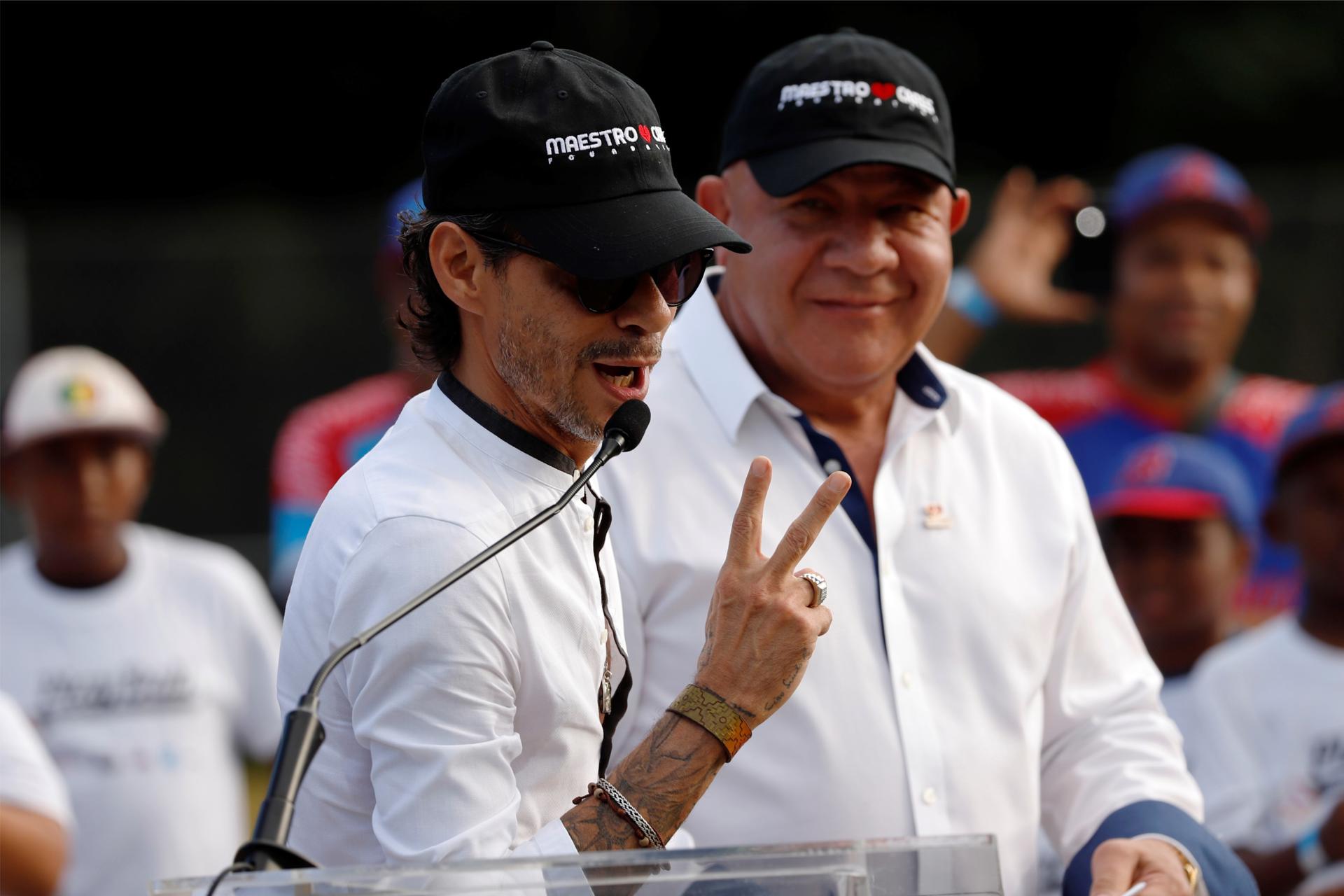 Fotografía de archivo del cantante Marc Anthony y el empresario colombiano Henry Cárdenas. EFE/Thais Llorca