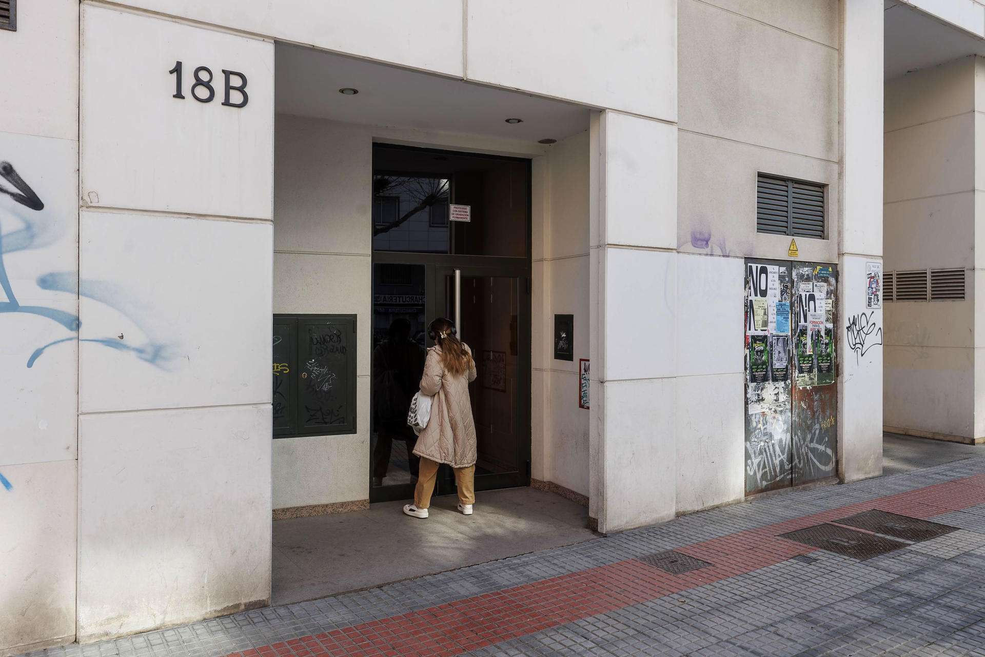 La Policía Nacional ha localizado este miércoles en un paraje boscoso el cuerpo sin vida de Andrea Bejarano de 34 años, desaparecida desde el pasado domingo en Burgos capital, y ha detenido a su marido, un militar de 43 años quien ha confesado el crimen machista. En la imagen, portal de la calle Poza de Burgos donde residía la víctima. EFE/Santi Otero