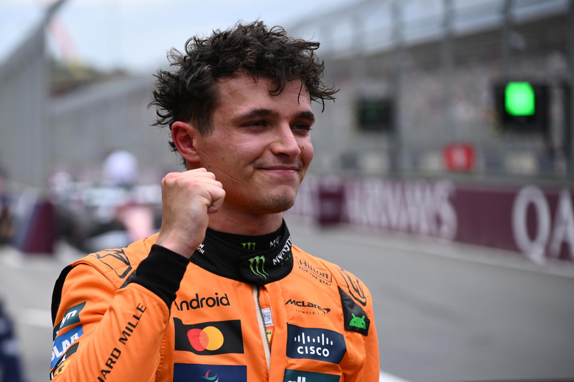 Lando Norris, de McLaren, celebra la pole position lograda durante la clasificación del Gran Premio de Australia. EFE/EPA/Joel Carrett AUSTRALIA AND NEW ZEALAND OUT
