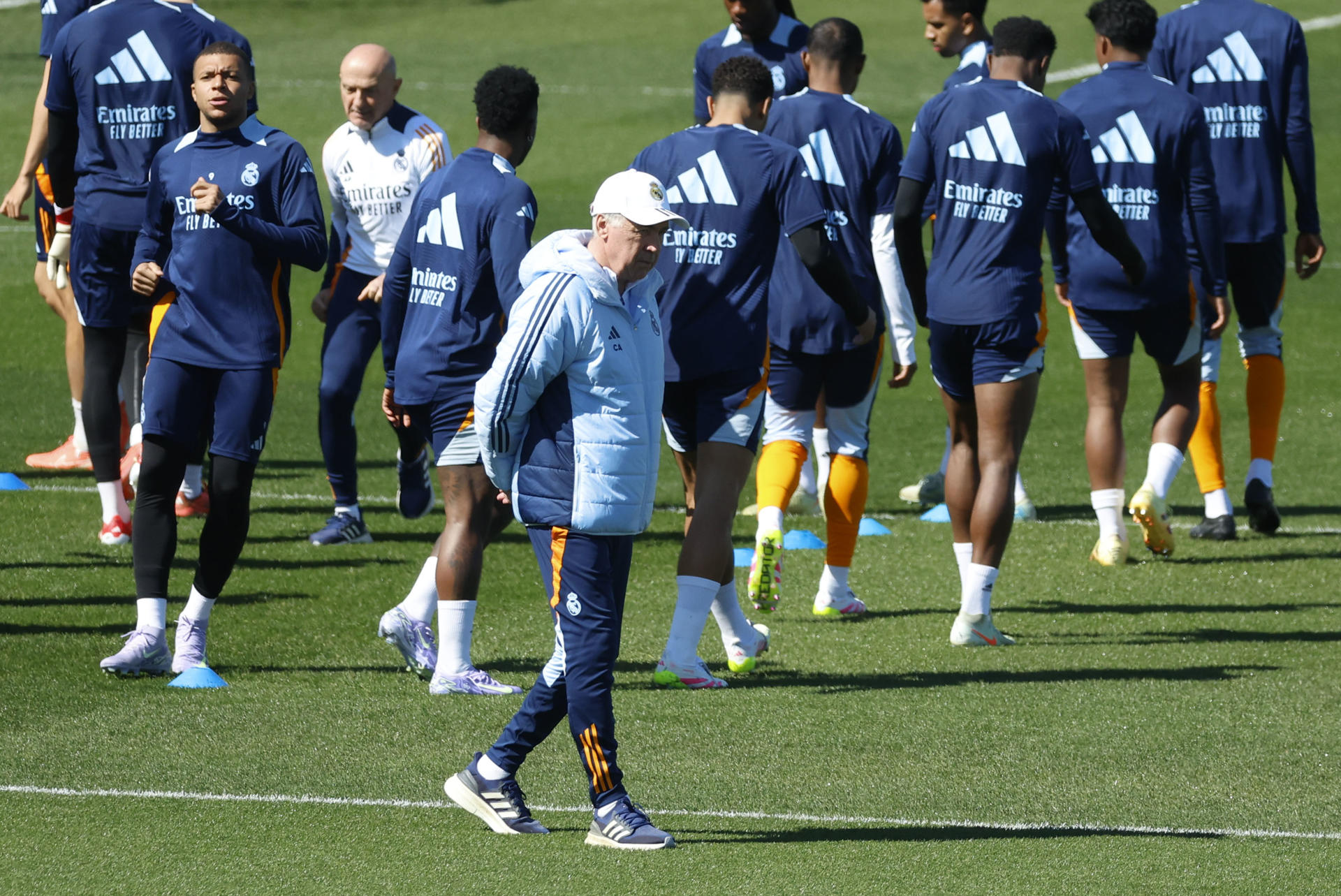 El técnico del Real Madrid, Carlo Ancelotti, durante el entrenamiento del equipo este viernes en Valdebebas para preparar el partido de LaLiga que disputan mañana, sábado, frente al Leganés. EFE/ Mariscal