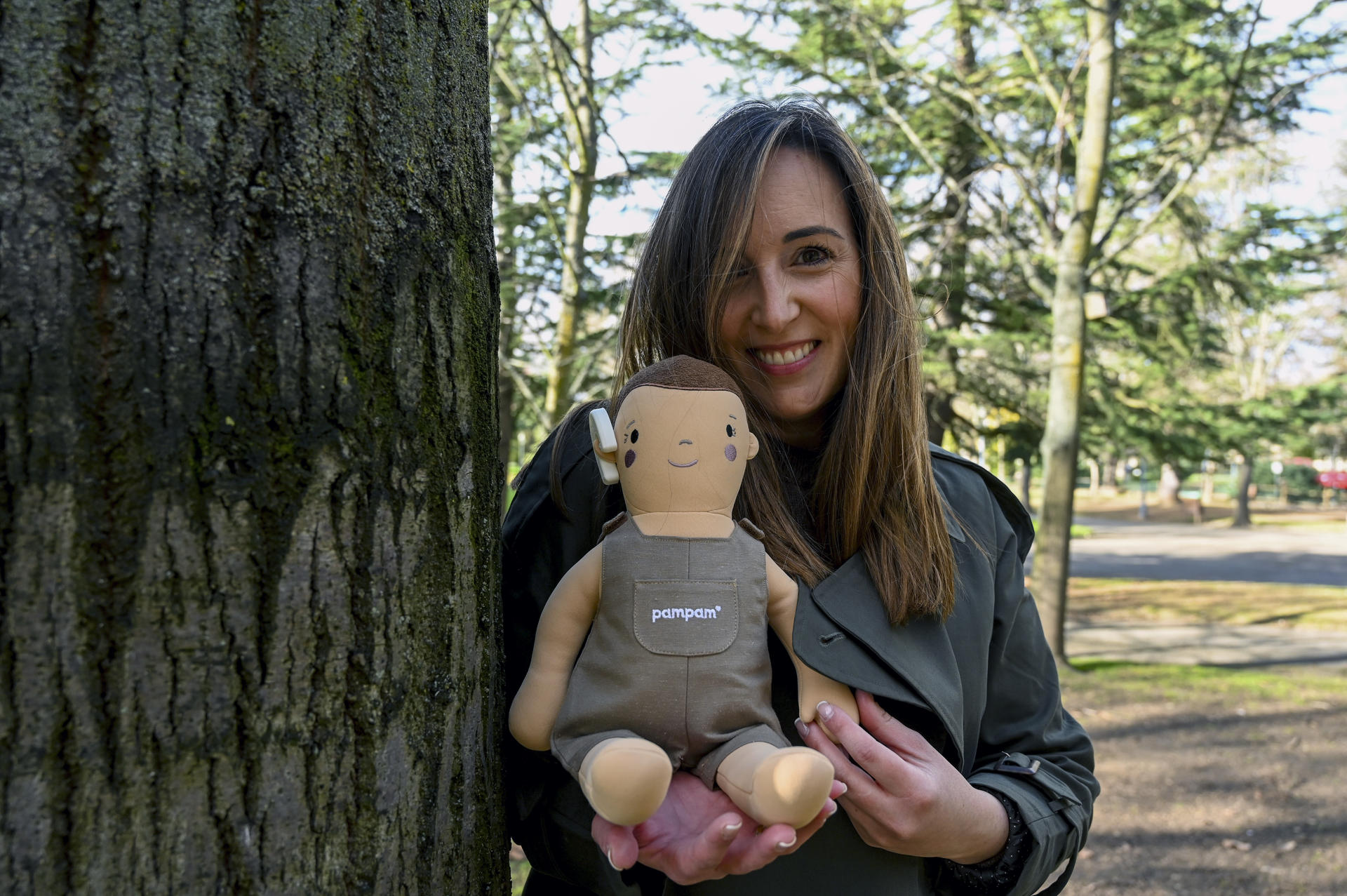 María López, madrileña afincada en León que, tras tener un bebé un hipoacusia, decidió crear un proyecto con el que lograr una infancia más respetuosa con la creación de los muñecos Pampam, con gafas, implantes cocleares o cicatrices, EFE/J.Casares