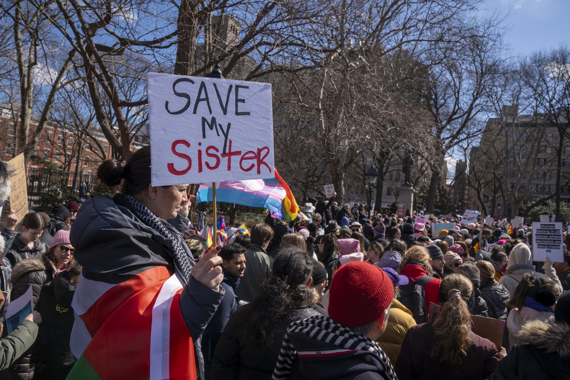Una mujer muestra un cartel durante una manifestación este sábado, con motivo del Día Internacional de la Mujer, en la Plaza Washington Square Park de Nueva York (Estados Unidos). EFE/ Angel Colmenares