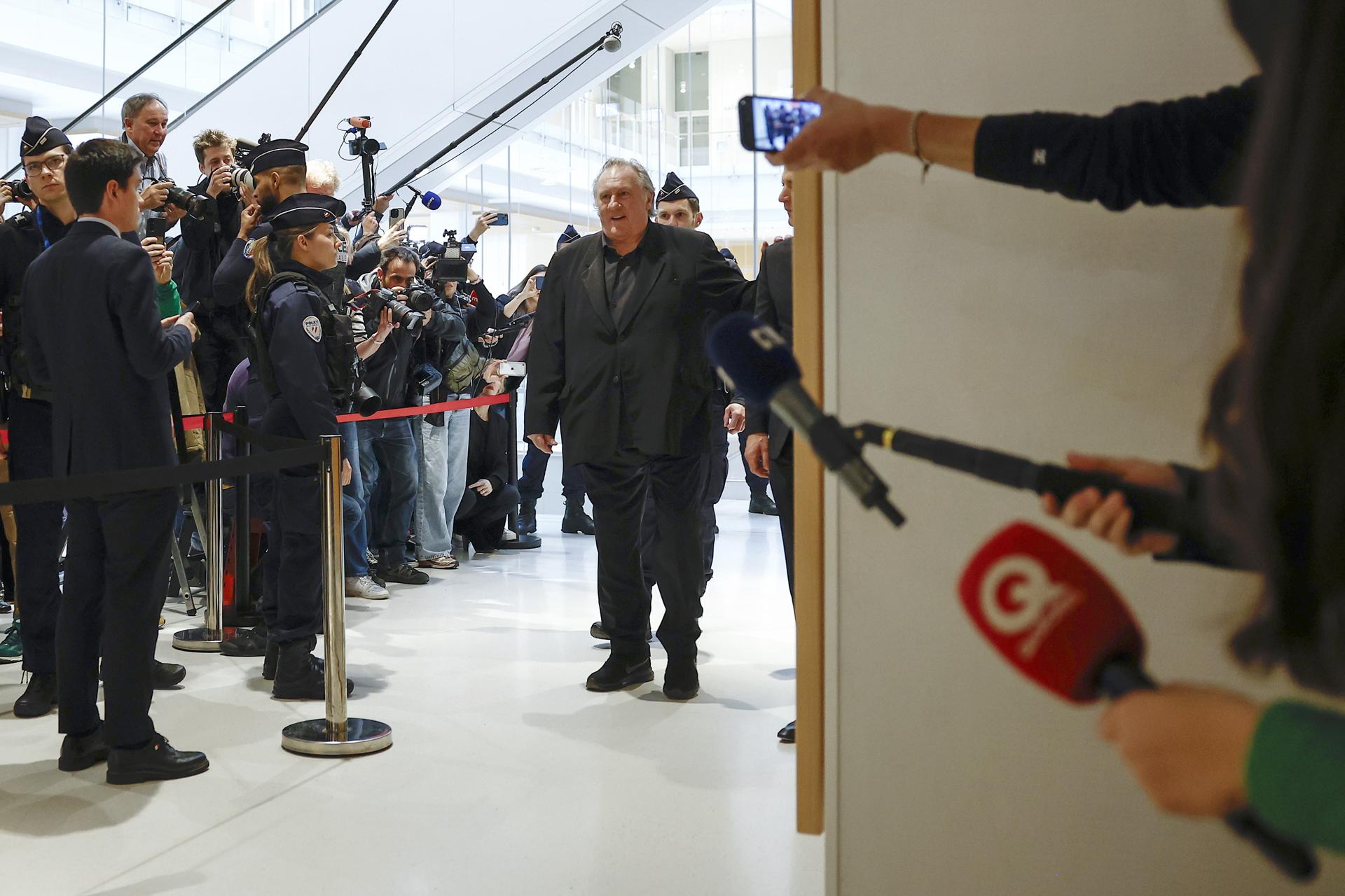 El actor francés Gerard Depardieu llega al tribunal de París que lo va a juzgar por presuntas agresiones sexuales cometidas contra dos mujeres en un rodaje en 2021. EFE/EPA/YOAN VALAT