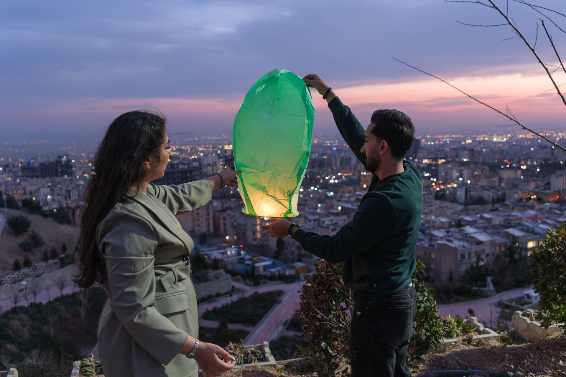 Una pareja hace volar una linterna este martes, durante la celebración de la milenaria fiesta zoroástrica del 'Chaharshanbe Suri' en Teherán. Jóvenes iraníes bailaron, cantaron y saltaron sobre hogueras este martes en las calles en la milenaria fiesta zoroástrica del 'Chaharshanbe Suri', en la única ocasión al año que pueden dar rienda suelta a este tipo de libertades en la República Islámica de Irán. EFE/ Jaime León