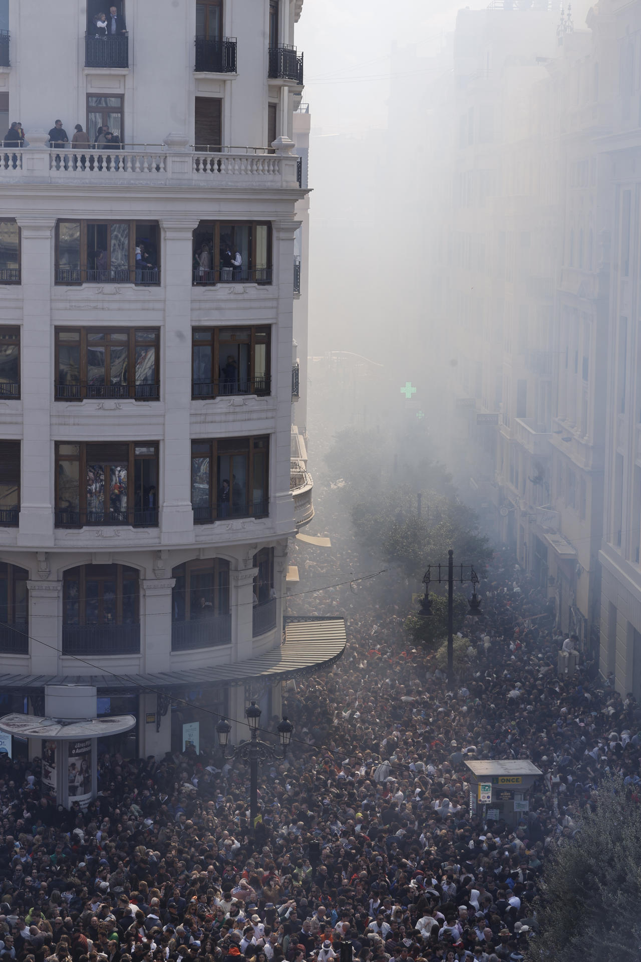Mascletà a cargo de Pirotecnia Aitana, de Bèlgida (Valencia), este sábado en la plaza del Ayuntamiento de la ciudad de Vàlencia este sábado. Las Fallas de 2025 están marcadas, especialmente, por las consecuencias de la dana de octubre que asoló parte de la provincia de Valencia. EFE/ Kai Forsterling
