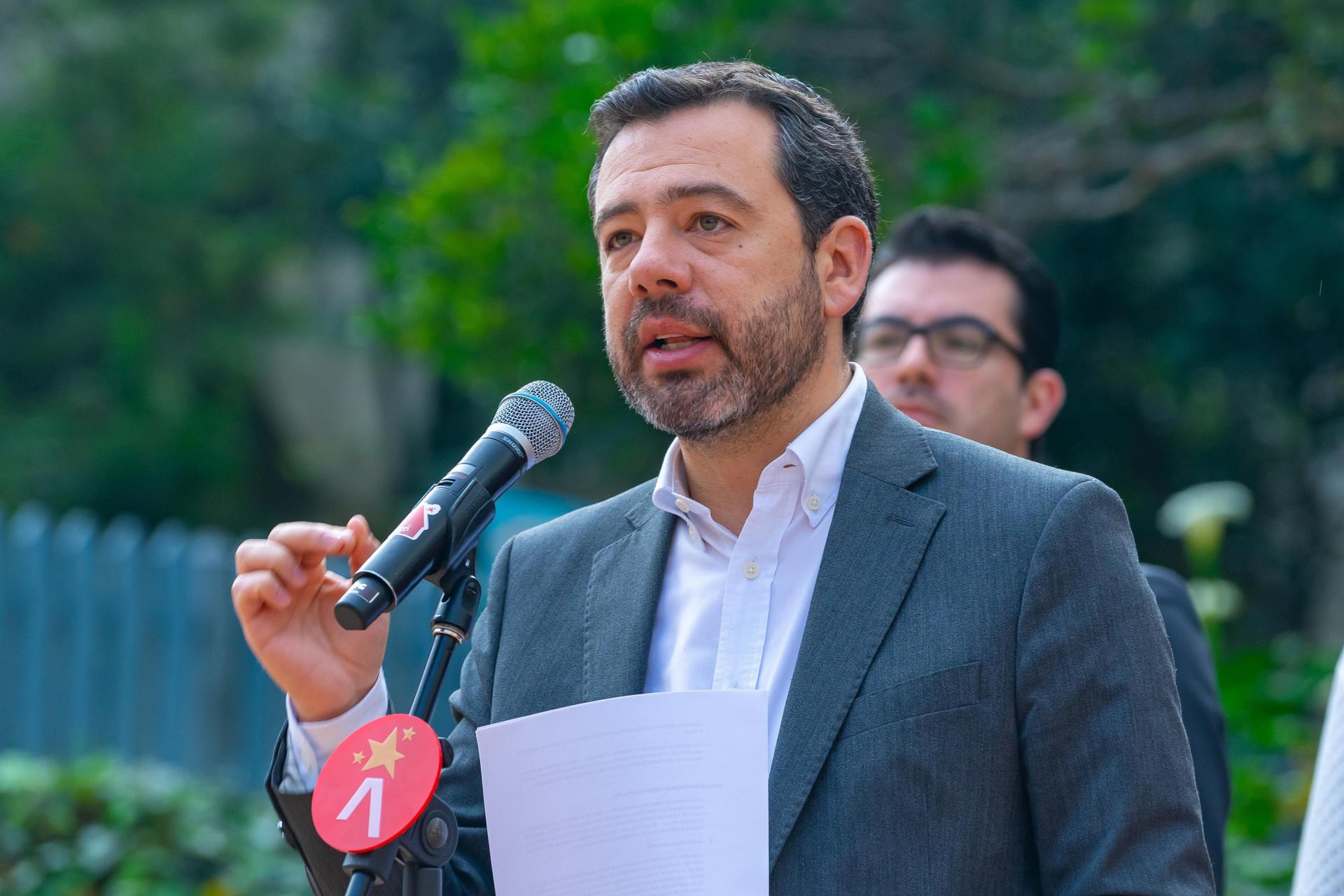 Fotografía cedida que muestra al Alcalde de Bogotá, Carlos Fernando Galán (c), hablando durante una rueda de prensa este 5 de marzo de 2025, en Bogotá (Colombia). EFE/ Alcaldía de Bogotá