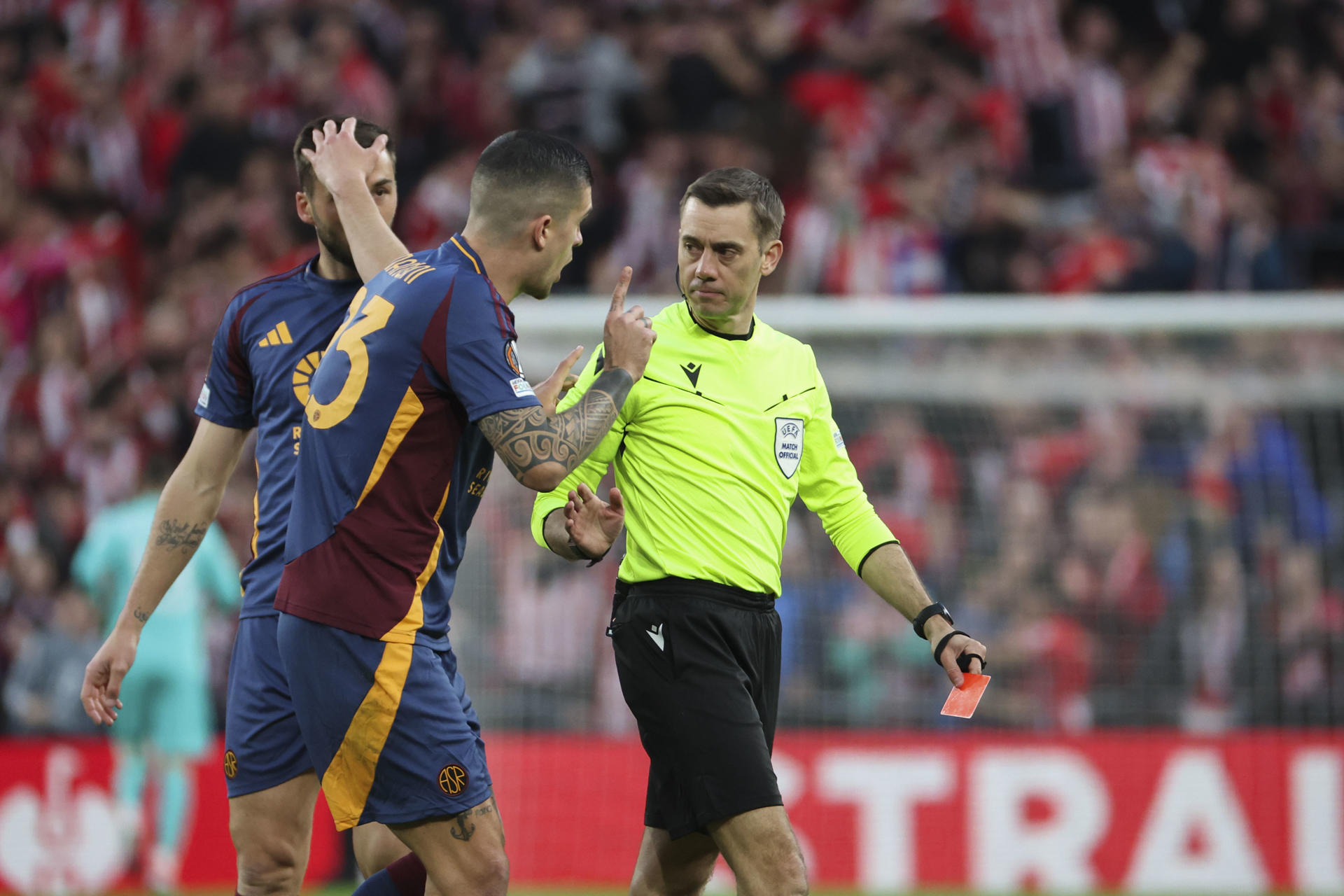 El árbitro Clément Turpin tras sacar tarjeta roja al defensa alemán de la Roma Mats Hummels este jueves, durante el partido correspondiente a la vuelta de los octavos de final de la Liga Europa League, entre el Athletic de Bilbao y el Roma, en San Mamés. EFE/ Luis Tejido