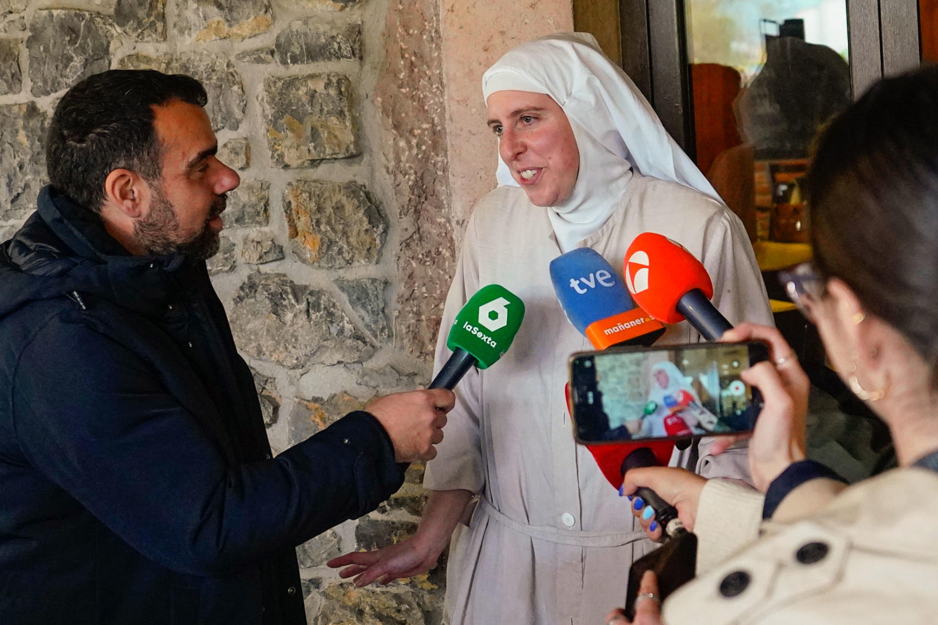 Sor Sión atiende a los medios después de la comida este lunes, en Arriondas. Las exmonjas del Monasterio de Santa Clara de Belorado (Burgos) ofrecen un encuentro para la prensa con motivo de la apertura de su nuevo restaurante de clausura situado en la localidad asturiana de Arriondas, en el que ya llevan varios días recibiendo a pequeños grupos de comensales. EFE/ Paco Paredes