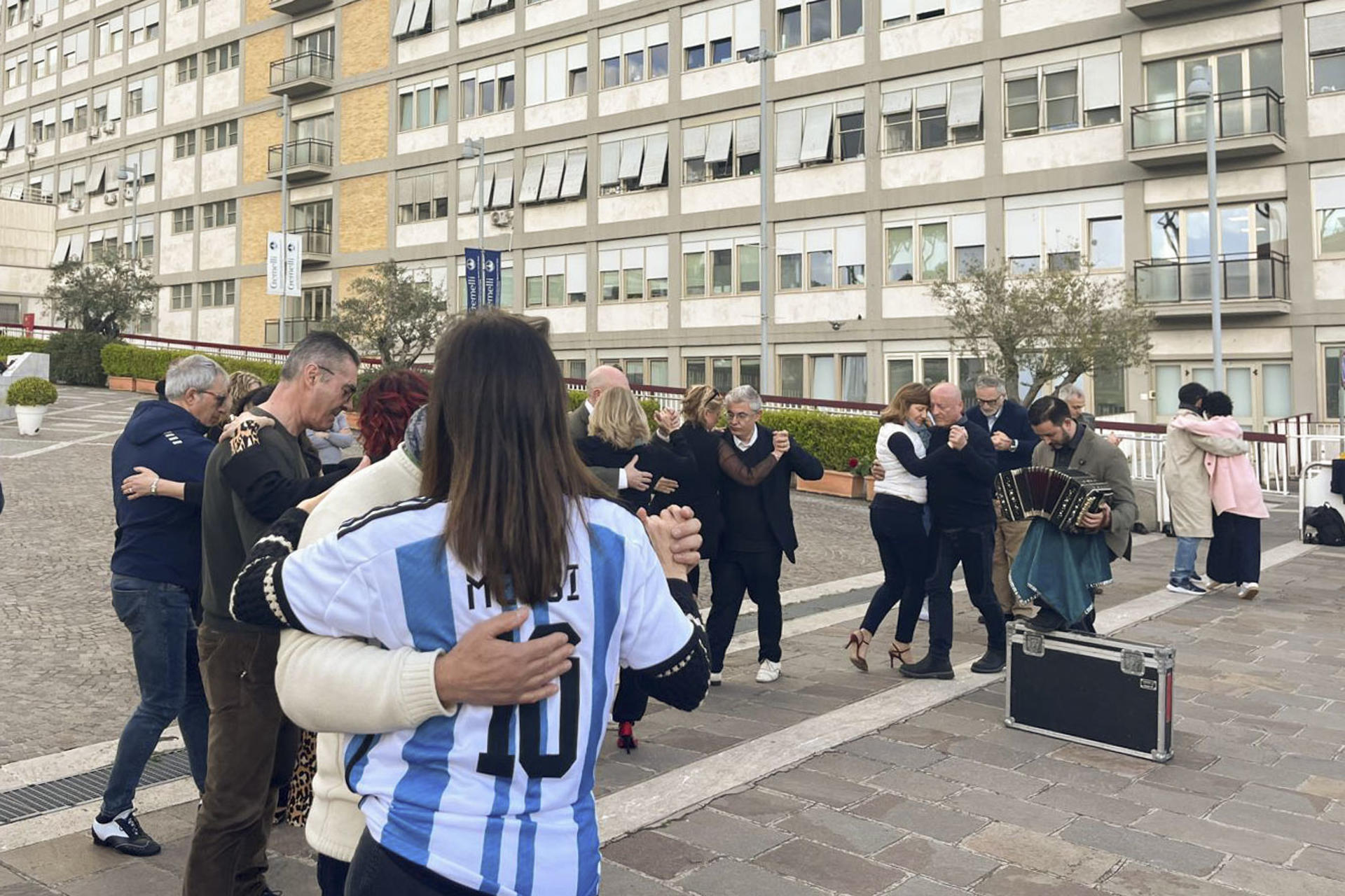La comunidad tanguera de Roma, compuesta por muchos argentinos, se reunió este domingo frente al hospital Gemelli, donde el papa Francisco permanece ingresado desde el 14 de febrero, para expresar su cercanía al pontífice a través de un "tango de oración". EFE/Claudia Sacristán