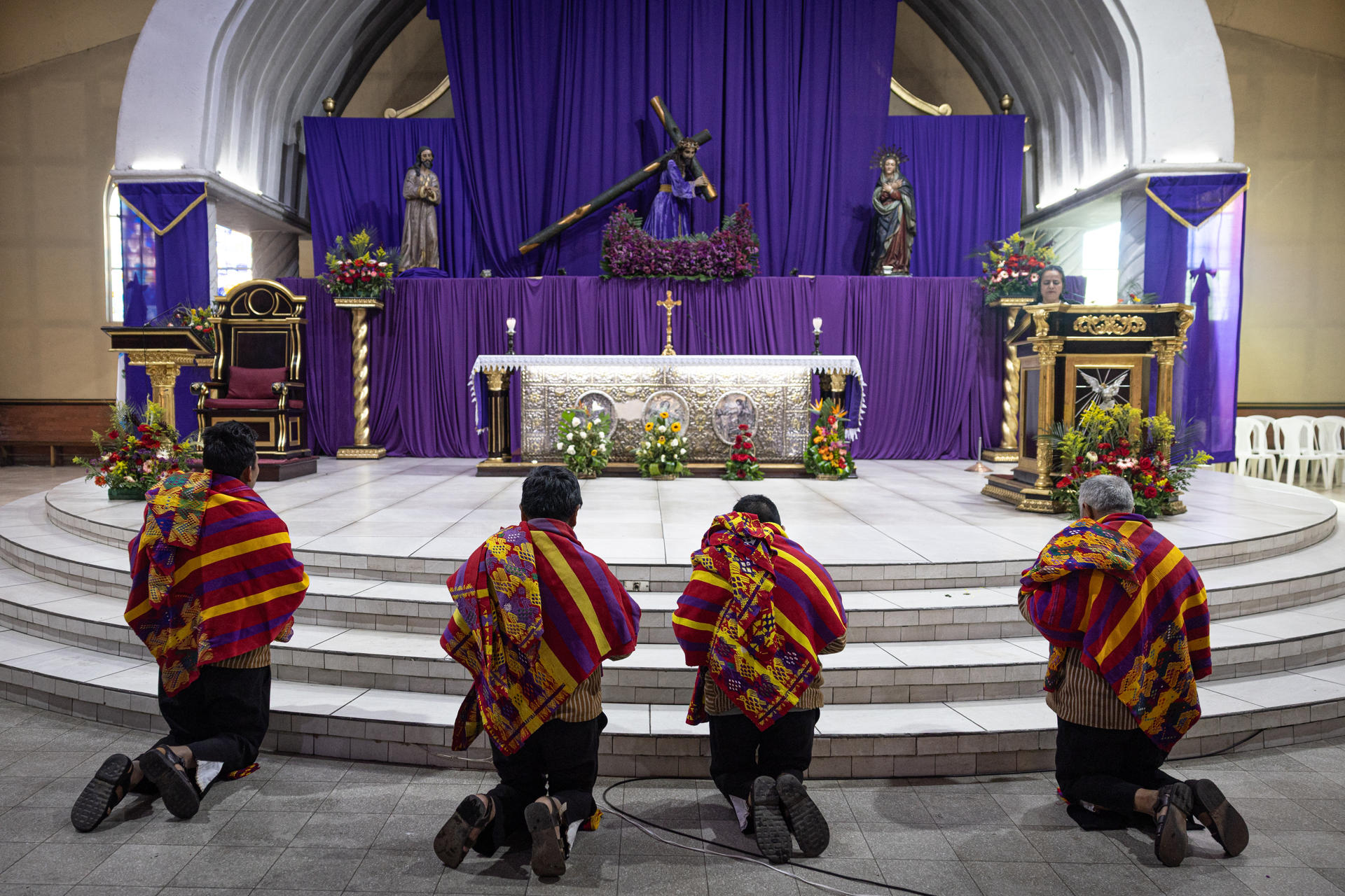 Personas del poblado maya kaqchiquel rezan durante el tradicional Miércoles de Ceniza, en la parroquia de San Juan Bautista en San Juan Sacatepéquez (Guatemala). EFE/ David Toro