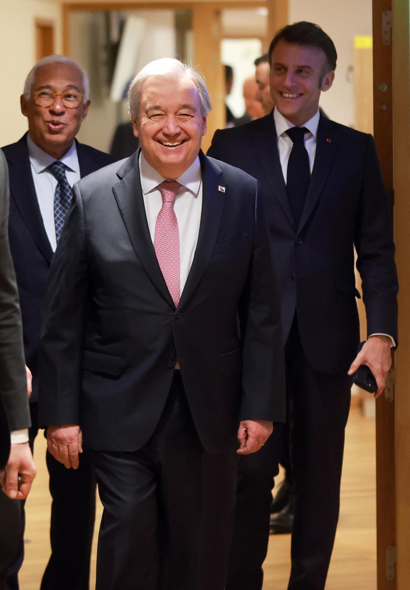 El Secretario General de la ONU, Antonio Guterres (C), el Presidente del Consejo Europeo, Antonio Costa (I), y el Presidente de Francia, Emmanuel Macron (D) durante la cumbre del Consejo Europeo en Bruselas, Bélgica, el 20 de marzo de 2025. La competitividad, los últimos desarrollos en Ucrania y la política de defensa europea serán discutidos por los líderes de la UE en la cumbre. (Bélgica, Ucrania, Bruselas) EFE/EPA/OLIVIER HOSLET / POOL
