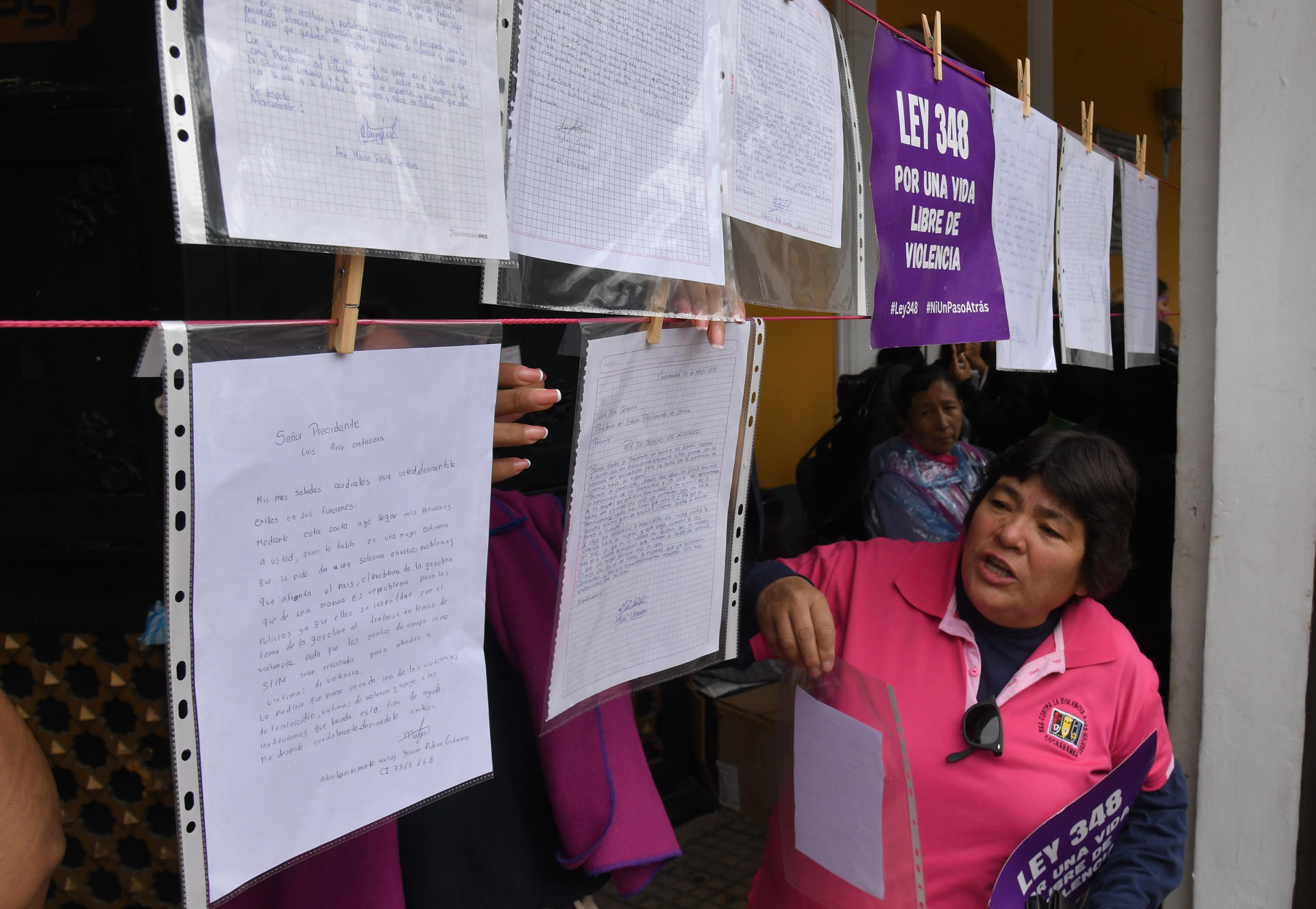 Mujeres cuelgan cartas durante un evento este lunes, en la plaza 14 de septiembre en Cochabamba (Bolivia).EFE/Jorge Abrego