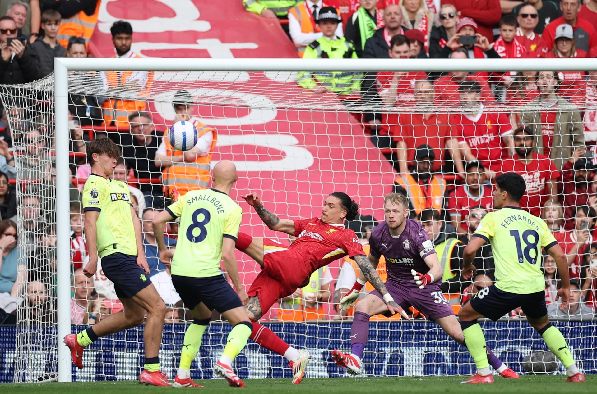 El delantero uruguayo Darwin Nunez marca durante el partido de la Premier League que han jugado Liverpool FC y Southampton FC, en Liverpool, Reino Unido. EFE/EPA/ADAM VAUGHAN