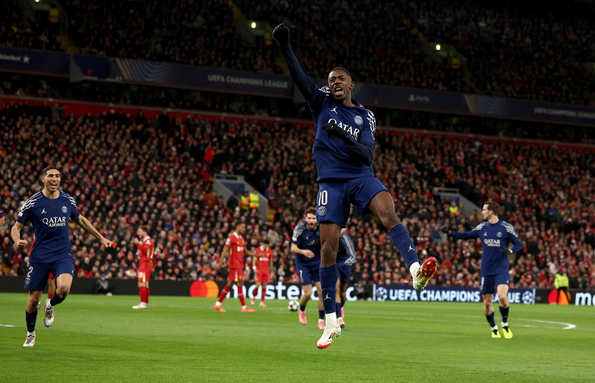 Ousmane Dembele, en una foto de archivo, celebra un gol con el PSG. EFE/EPA/ADAM VAUGHAN
