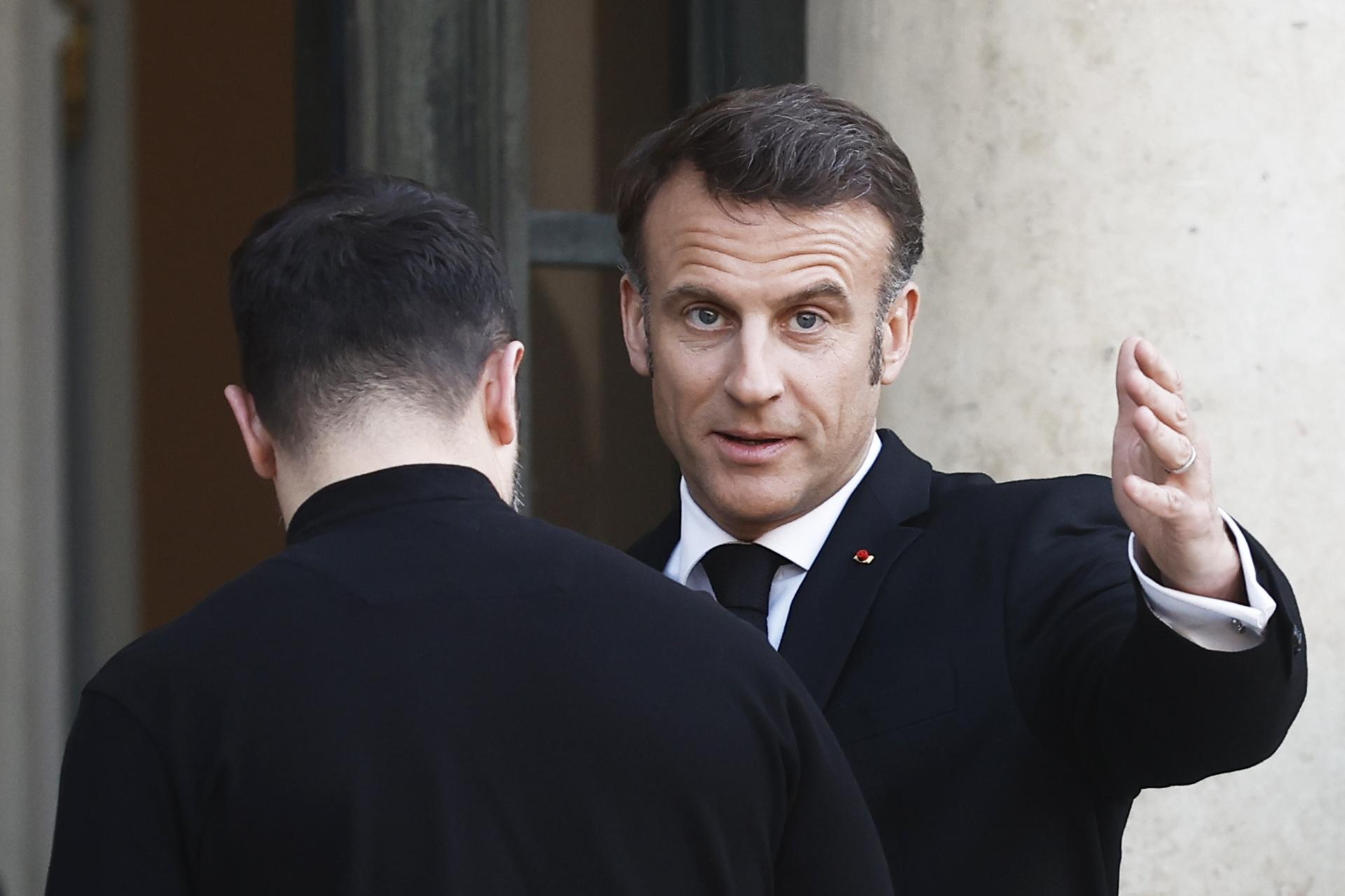 El presidente francés Emmanuel Macron (D) da la bienvenida al presidente ucraniano Volodymyr Zelensky (I) a su llegada al Palacio del Eliseo en París, Francia, el 26 de marzo de 2025. El presidente francés Emmanuel Macron convocará una reunión sobre Paz y Seguridad en Ucrania con líderes europeos e internacionales el 27 de marzo de 2025 en París. (Francia, Ucrania) EFE/EPA/YOAN VALAT