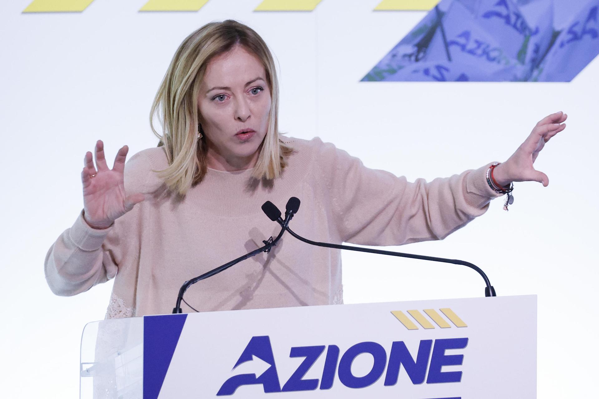 Roma, 29/03/2025.- La primera ministra italiana, Giorgia Meloni, durante su intervención en el congreso del partido centrista Azione, al que asistió coo invitada y en el que alertó sobre los potenciales riesgos que puede afrontar la economía de Italia en la presente coyuntura. EFE/EPA/FABIO FRUSTACI