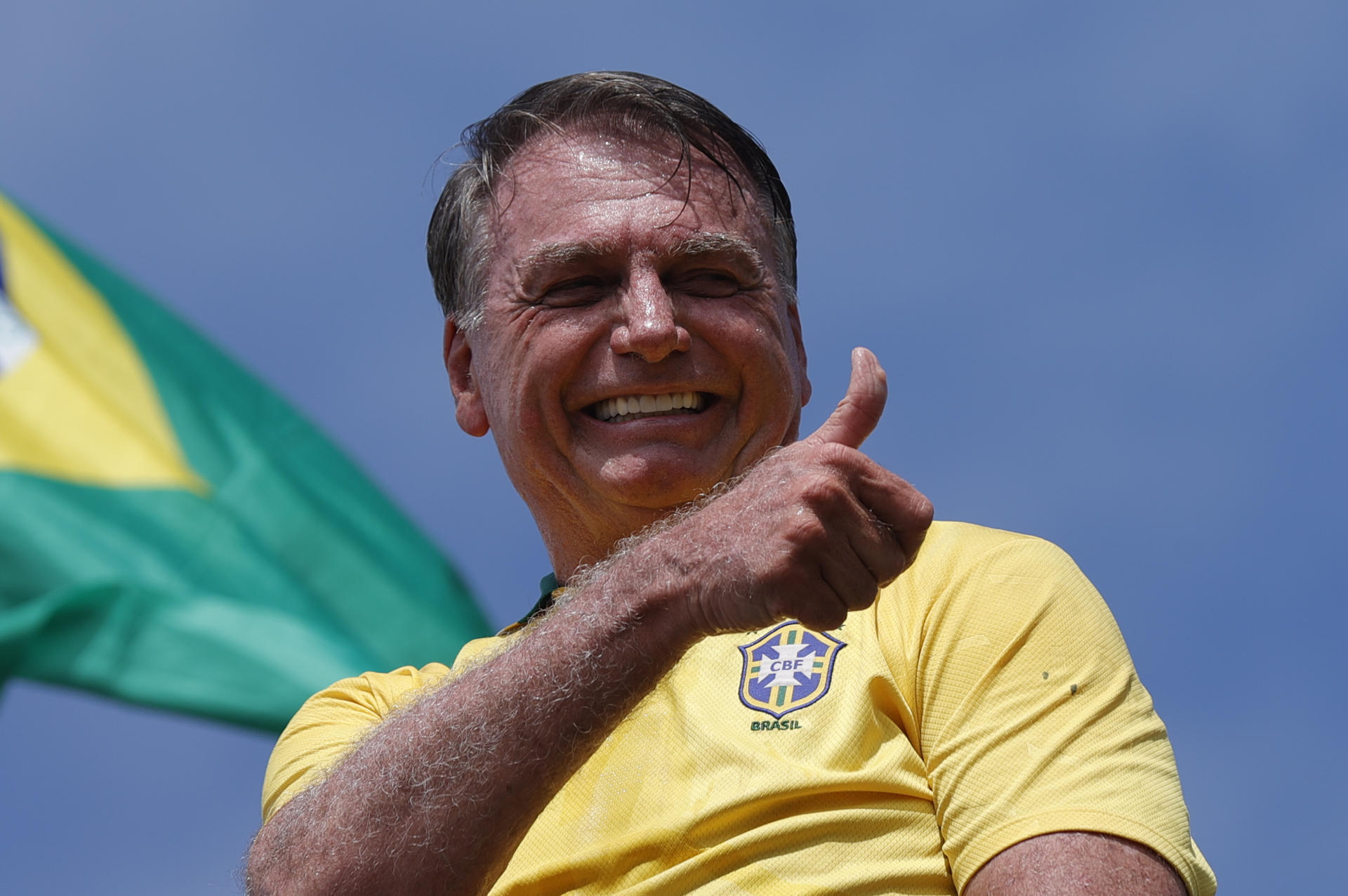 El expresidente de Brasil Jair Bolsonaro saluda durante un evento este domingo en la playa de Copacabana en Río de Janeiro (Brasil). EFE/ Andre Coelho
