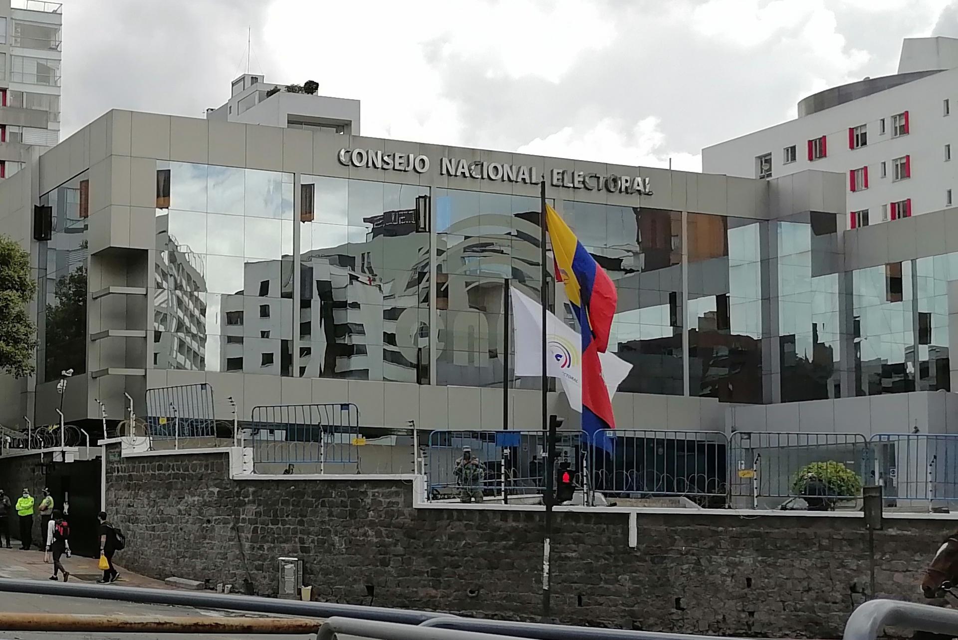 Fotografía de archivo en la que se registró la fachada principal del edificio sede del Consejo Nacional Electoral (CNE) de Ecuador, en Quito. EFE/Elías Levy