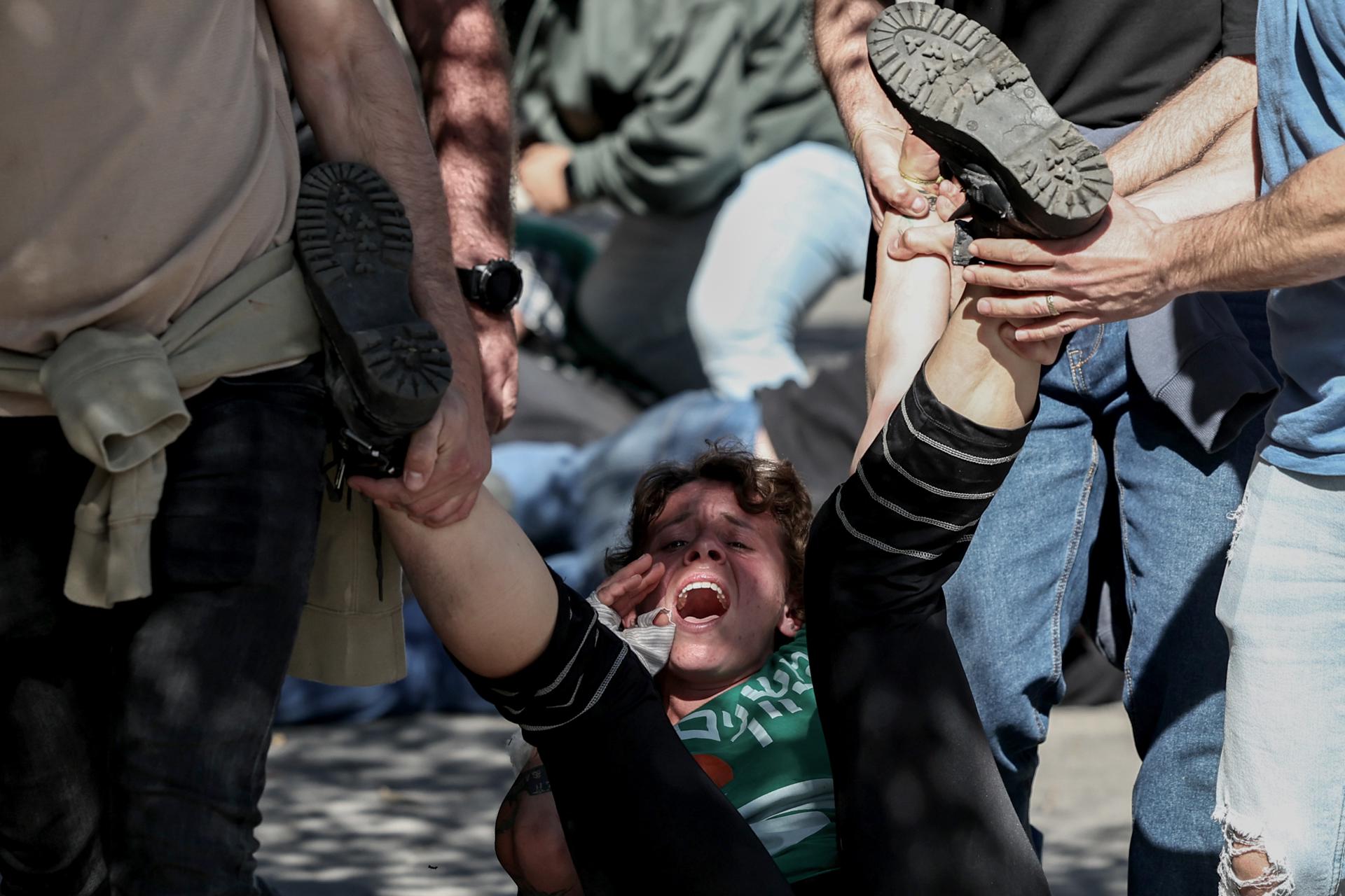 La policía detiene a un manifestante durante una marcha para protestar por la reanudación de los combates en Gaza y contra los planes anunciados del primer ministro israelí Netanyahu de destituir al jefe del Shin Bet, Ronen Bar, en Jerusalén, 19 de marzo de 2025. (Protestas, Jerusalén) EFE/EPA/ATEF SAFADI